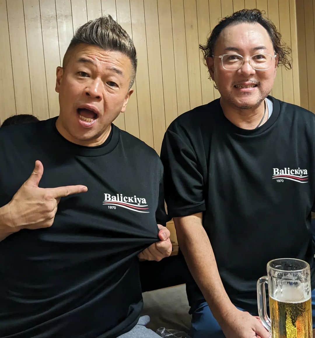 古賀シュウのインスタグラム：「仕事前に 川瀬さんに馬力屋さんに 連れて行ってもらい 大将からお店のオリジナルTシャツを頂きました^⁠_⁠^ バレンシアガじゃ無いですよw 川瀬さん 大将ありがとうございました^⁠_⁠^ おつだね✨」
