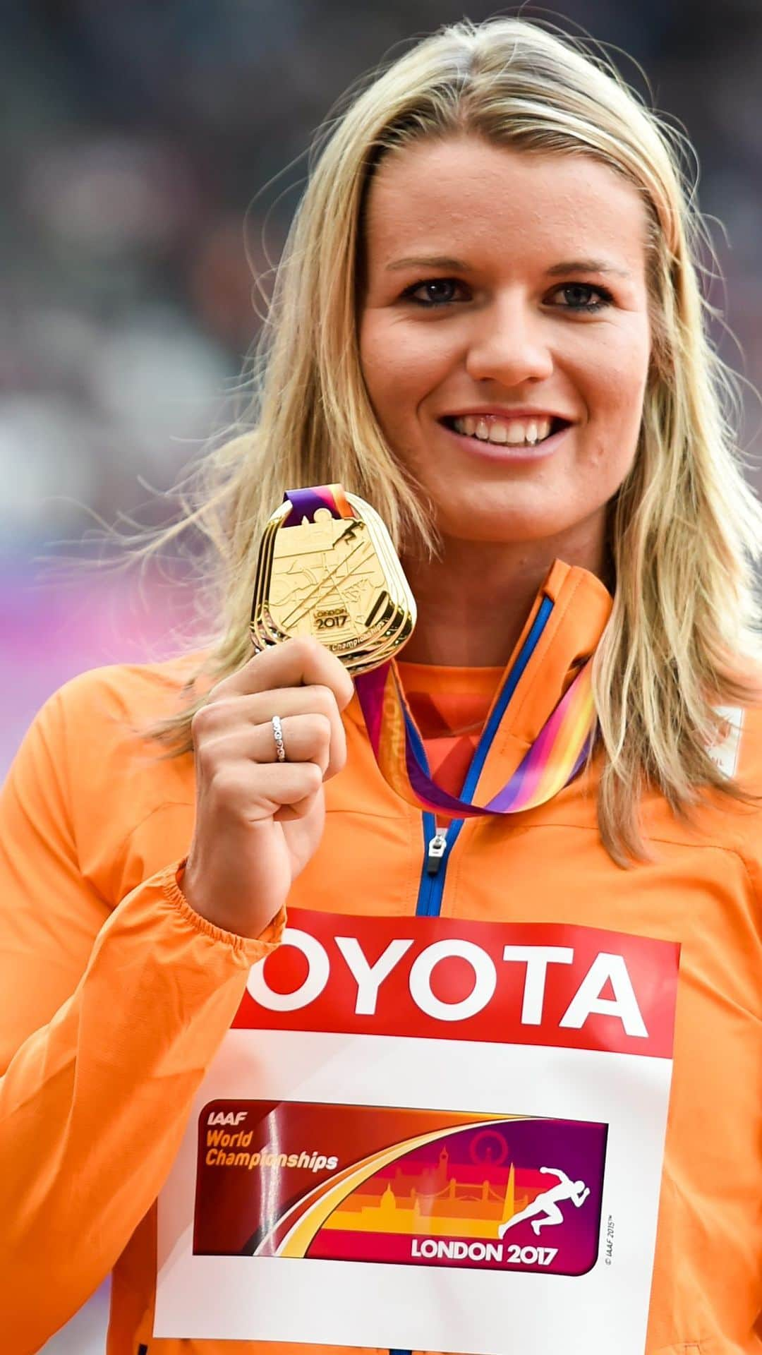 ダフネ・シパーズのインスタグラム：「My medals were scattered across my parents’ house and my own. In my athlete days, it was all about chasing the next medal. But now that I’ve chosen to retire, these medals carry a deeper meaning with intense memories. I counted 17 international senior medals, youth medals, honorable trophies and 22 national medals. Each medal has a story, and all the stories added up have found a new home. They finally deserve a trophy cabinet 😊✨  🎥 @celappmedia」