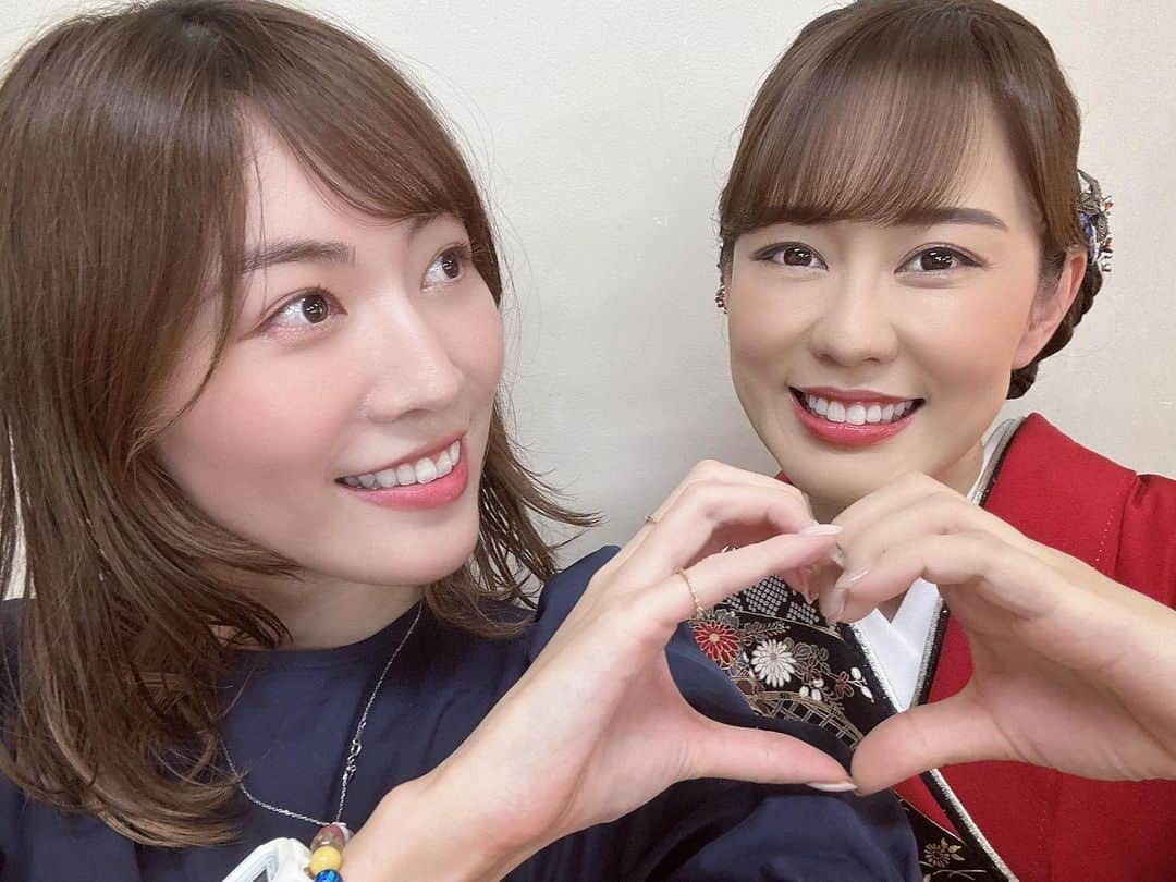 松井珠理奈さんのインスタグラム写真 - (松井珠理奈Instagram)「丘みどりさんの名古屋コンサートにお邪魔しました☺️💚 客席からたくさんみどりコールをさせていただきましたよ🫶🏻✨  もうね…語り出したら止まらないくらい興奮しております🥹❤️  ステージでみどりさんが私のお話もしてくださってとっても嬉しかったです🥹 本当にありがとうございました‼️  お着物も素敵なのですが👘 可愛い衣装を着て歌われていたみどりさんの姿にきゅんきゅんしちゃいました👗💓  今回たくさんの刺激をいただき、たくさんお勉強をさせていただきました✨  私もいつかまた歌を歌いたいという夢がより大きくなりましたよ🎤❤️  頑張るぞ🥹  ちなみに3枚目の写真のお花は「椿姫咲いた」のジャケット写真をイメージしていつもお世話になっているめぐみこさんに作っていただきました💐❤️  あぁやっぱり地元は落ち着くね〜🫶🏻  今の私があるのは、 帰ってくる場所🏠 味方がたくさんいる地元の存在があるからです✨  東海地方に恩返しできるよう 感謝の気持ちを込めてこれからも生きていきたいと思います❤️  すみません💦 愛が溢れて長くなりました🥹 知るを愛する、 愛を知る愛知に生まれて幸せです❤️ 　 #丘みどり さん #名古屋  #愛知  #aichi  #nagoya  #コンサート  #着物」9月28日 22時32分 - jurinamatsui3