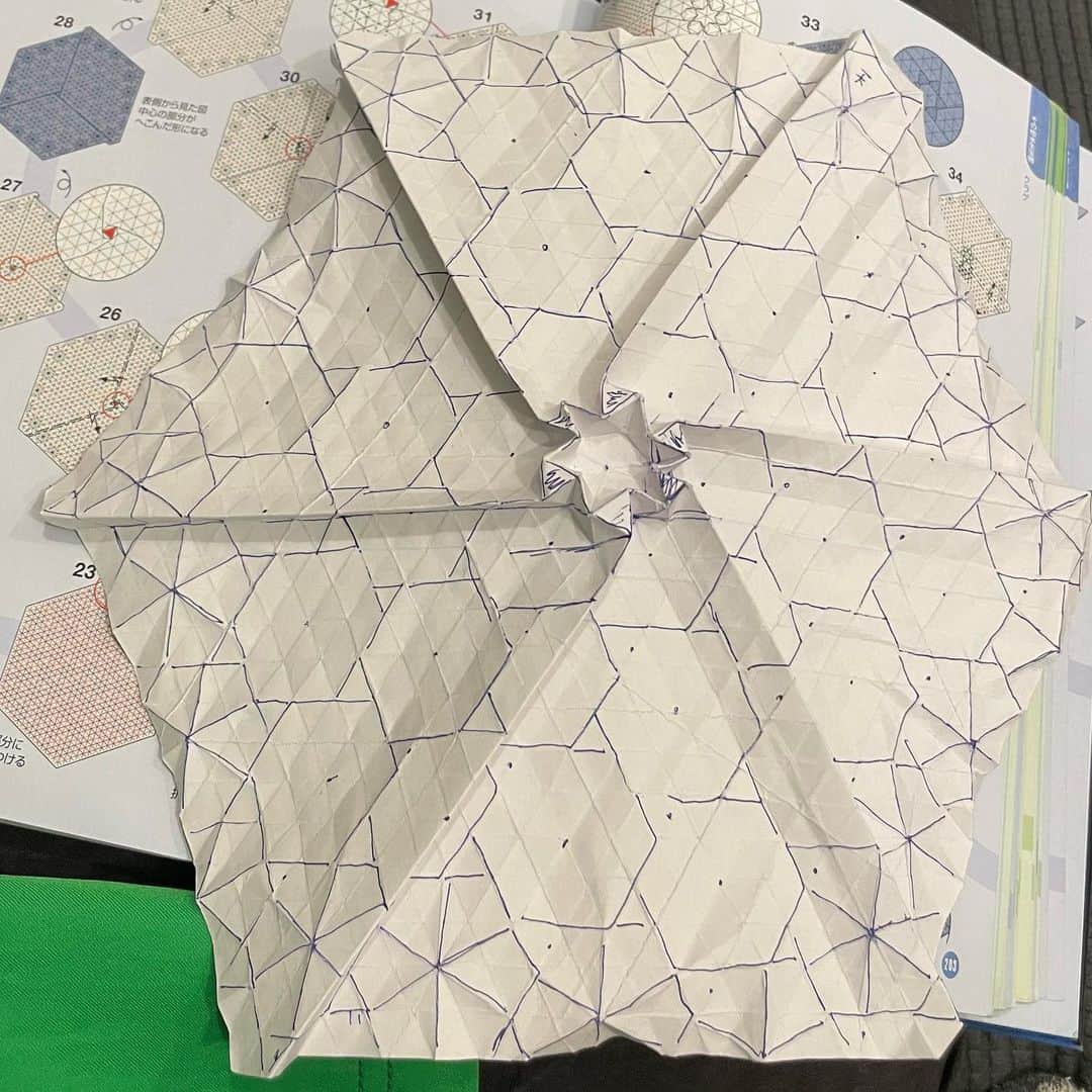 恒松祐里さんのインスタグラム写真 - (恒松祐里Instagram)「📄🤲🏻 母が #山口真 さんの折り紙の本を図書館で借りてきた！ 折り紙ってこんなものまで作れるの！？ってくらい 本に載っている折り紙は複雑で繊細…！  このクラゲも折りきるのに2時間かかりました🪼 他にも魚とか、ゴキブリも作った🤣 次は猫を作ろうと思ってる🐾  私が細かい作業好きだからかもしれないけど、すごく楽しくて充実した時間の使い方でした♡ 折り紙でこんなにリアルな作品作れることにびっくりしたし、折り紙作家の方達ってこんなにいるんだって初めて知りました！！  皆さんも休日に折り紙いかがでしょう📄  My mother borrowed Makoto Yamaguchi's origami book from the library! All the origami introduced in this book are complex and delicate. I also made this jellyfish while looking at this book. It took two hours!!!🪼 I also made fish and cockroaches🤣  Maybe it's because I like detailed work, It was a really fun way to spend time! I was surprised that it was possible to make such realistic works with origami, and it was my first time to realize that there are so many origami artists! !  How about doing origami on your day off☻   #折り紙 #origami #至高のおりがみ」9月28日 22時33分 - yuri_tune