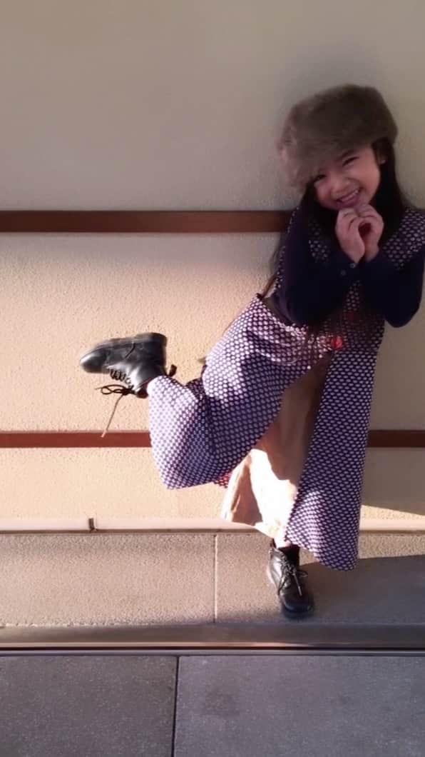 Rieのインスタグラム：「もうすぐ12歳。  あっという間だったな😢  たぶんフォロワーさん7割が知ってるみーちゃんは これくらいの頃。  子育てあっという間に折り返してるけど 自分の人生で1番キラキラできた時。  そう思えるように大切にしたいな。  声も仕草も服も ぜんぶ覚えてるしずっと可愛い🥹  これからも見守ってください🥹❤️」