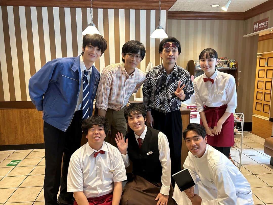 のインスタグラム：「突破ファイル5周年記念2時間SP 映画「ゆとりですがなにかインターナショナル」× 草薙バイト ありがとうございました🍽♡ 豪華だぁぁ そして今回も撮影すごく楽しかったぁ！ たくさんの方に観ていただけたようで嬉しい限りです ありがとうございました🤤  TVerでも是非！！  #突破ファイル」