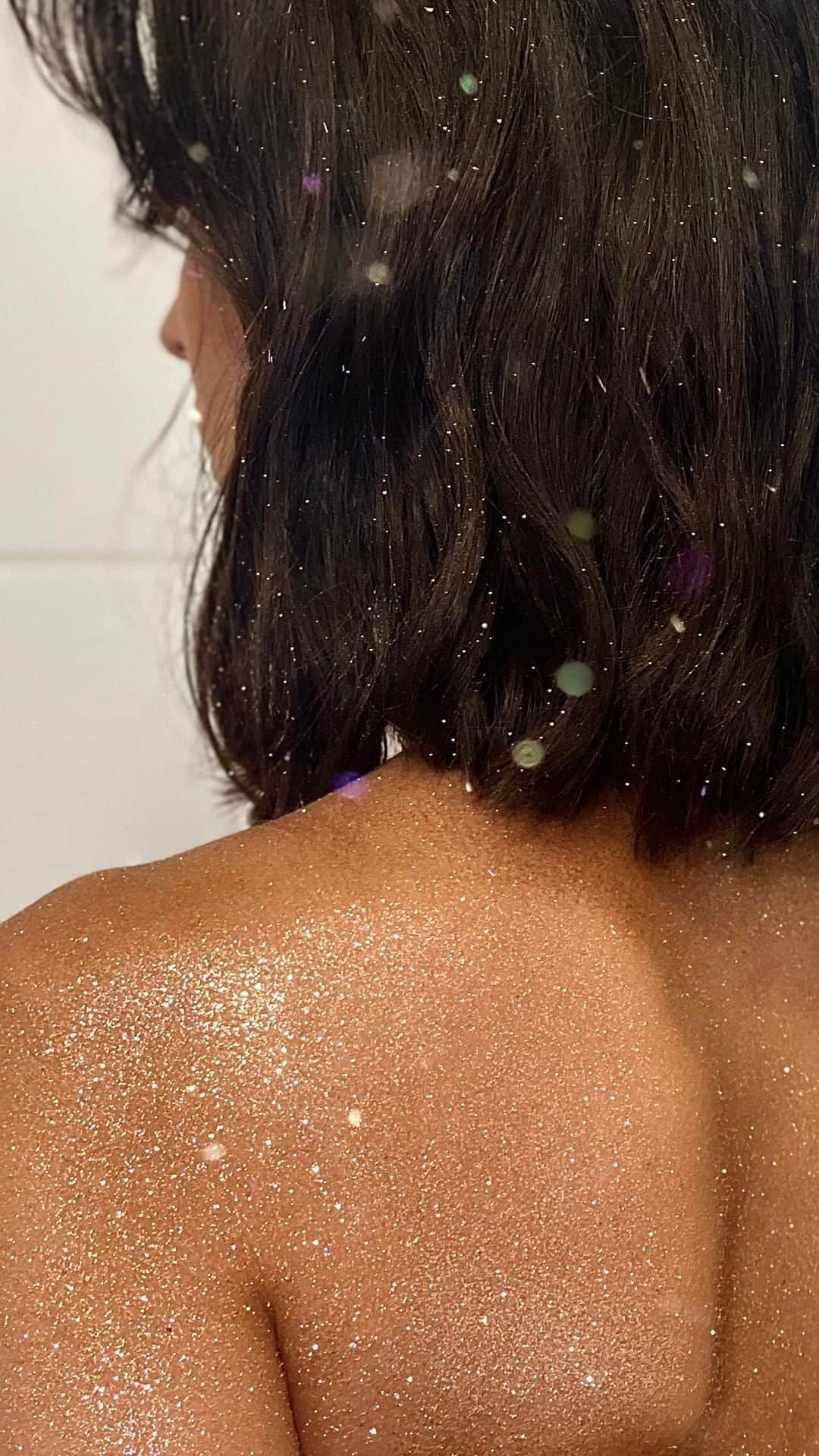 のインスタグラム：「La trend #SirenSkin a été aperçue au défilé @etam ! 🤩  Pour obtenir cet effet sur la peau digne des 🧜‍♀️, il vous faudra utiliser notre Strobe Cream et nos Glitters.   Commentez avec un ✨ si vous validez cette tendance ! 😇  Chef Maquilleur @tomsapin  Mua @kevin_lamidez @claudia.jakob   #MACTrend #MACBackstage #Etam #EtamLiveShow #ParisFashionWeek #PFW」