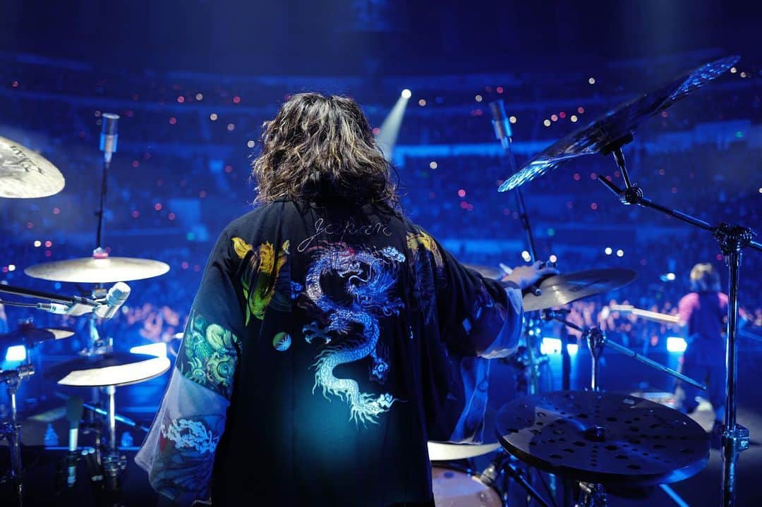 のインスタグラム：「新しい衣装 いい感じだ  ジャカルタのライブはどんなかな 楽しみだな   @oneokrockofficial  @kazulenphoto 📸   #oneokrock #drummer #luxurydisease #japan #🇵🇭」