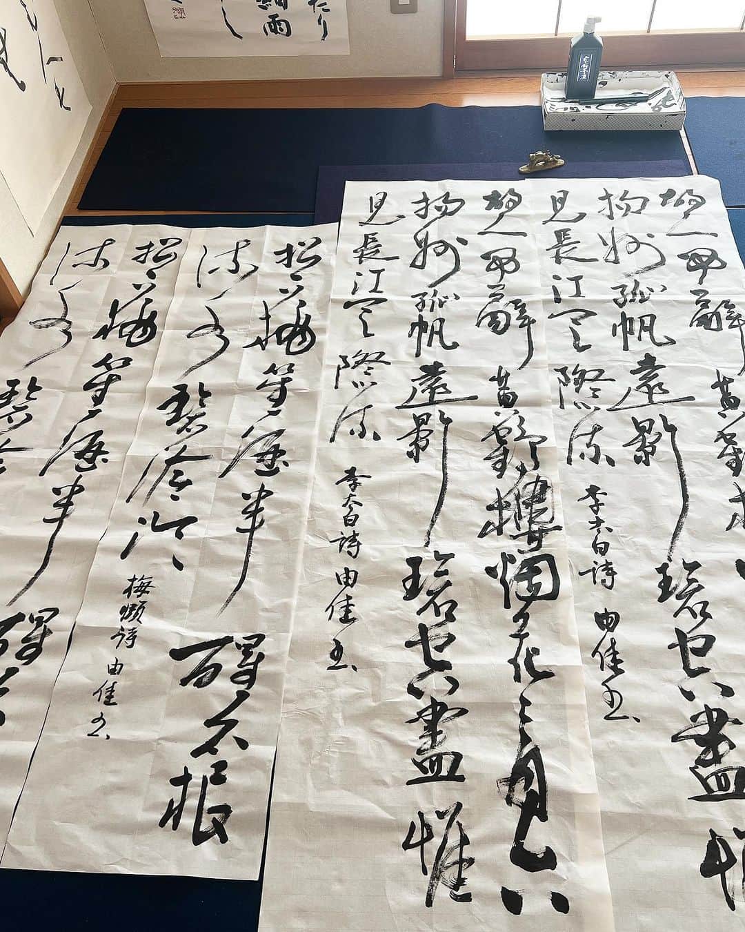 前田ゆかさんのインスタグラム写真 - (前田ゆかInstagram)「今日は#書道 の お稽古。  来年開催される書展の 作品に取りかかり始めました。  複雑な文字を理解して読む事から、 出会った事のない文字を用いてある時もあり、読んで把握して書きながら意味を知る。 この数ヶ月は思いを巡らせて…書きます。  あ！そういうば、 夏の試験は無事に昇段しました〜 ♪  #書道 #昇段試験  #コツコツ #一歩ずつ  #書展」9月28日 22時37分 - maeyuka