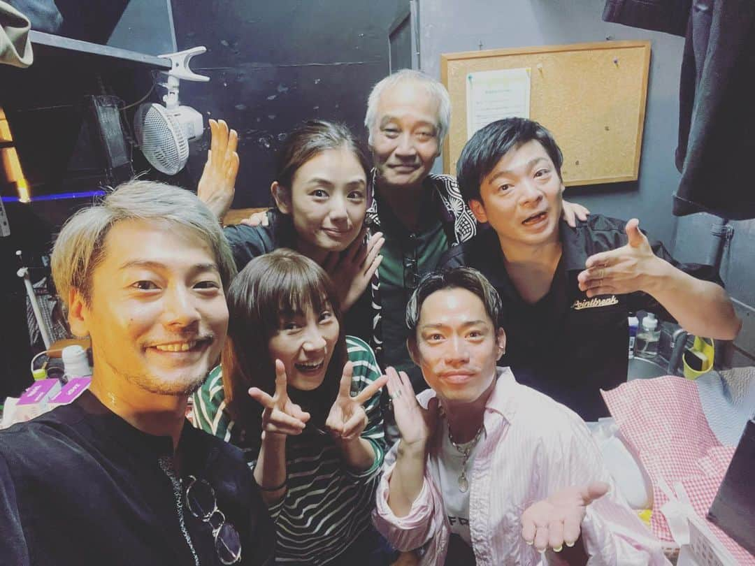 福士誠治さんのインスタグラム写真 - (福士誠治Instagram)「#高橋大輔 舞台　漂う、傍観者どもを観に来てくださいました。 そしてアフタートークまでありがとう！  終演後に涙を流し 誠治さん号泣してアフタートーク出れないっすって言ってくれた大輔が大好きですわ！！  キャストのみんなとも記念撮影しました。 氷上で表現をする方に僕らの世界の表現を観てもらえて本当に嬉しかった。  まだ舞台明日以降1日までやっております。  是非是非足を運んでくださると嬉しいです。  最高の日になりました。  #福士誠治 #清水優 #新納多朗 #丸山優子 #片山萌美 #漂う、傍観者ども #下北沢オフオフシアター #アフタートーク #演劇 #四人芝居」9月28日 22時49分 - seiji_fukushi