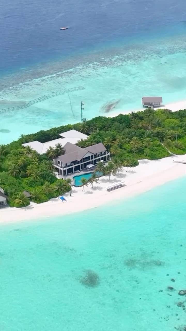 のインスタグラム：「Maldives Islands - Escape to Paradise.  Connect with us at @nichegetaways to book your vacation in the Maldives.   🎥 @mirko   #maldivesislands #luxuryresort #privateisland #voavah #voavahprivateisland #fsvoavah #fourseasonprivateisland #fourseasonshotel #privateislandforrent #voavahmaldives #privateislandretreat ##luxuryvacation #luxuryvilla #deluxehotel #luxurydestination #maldives #nichegetaways #visitmaldives #beautifuldestinations #luxurytravel」