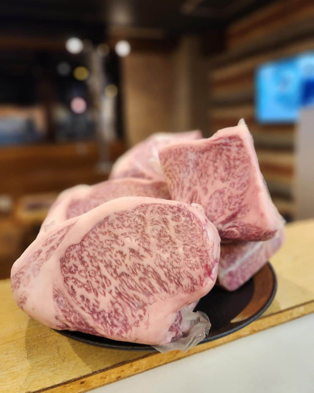 焼肉らんどさんのインスタグラム写真 - (焼肉らんどInstagram)「こんばんは♪焼肉らんどです🤙🏽  特選和牛リブロースいっぱい入りました🥰色んな食べ方してほしく、すき焼き風でもお出ししてます✨ フルーツパプリカめっちゃ甘くて美味しいです😋旬の時期短いのでお早めにどうぞ🐮 オススメメニューはタイミングによって無い時もあるのでご了承ください🙏💦  #和牛リブロース#フカヒレロース#リブロース#リブ芯  #八尾#八尾市#近鉄八尾#近八尾#東大阪 #八尾グルメ#八尾ランチ#東大阪グルメ #八尾焼肉#焼肉ランチ#焼肉デート #大阪焼肉#大阪グルメ#焼肉屋　 　 #焼肉らんど　 #焼肉#焼き肉#肉#肉スタグラム  #焼肉好きな人と繋がりたい　 #一人焼肉#肉女子　  #和牛#a5ランク#希少部位   #プレミアムモルツ超達人」9月28日 22時42分 - land.yakiniku.yao