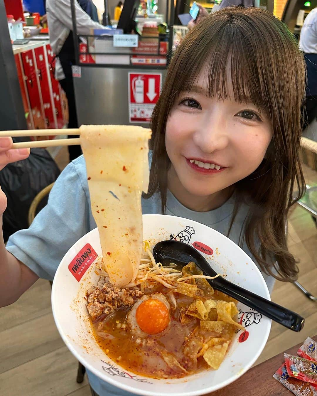 もえのあずきさんのインスタグラム写真 - (もえのあずきInstagram)「タイのバンコクでトムヤムヌードル🍜 麺がめっちゃ太くてぷるぷるもちもち🤤 #タイ旅行 #もえあず#もえあず旅#大食い#激辛ラーメン #タイ料理」9月28日 22時46分 - moeazukitty