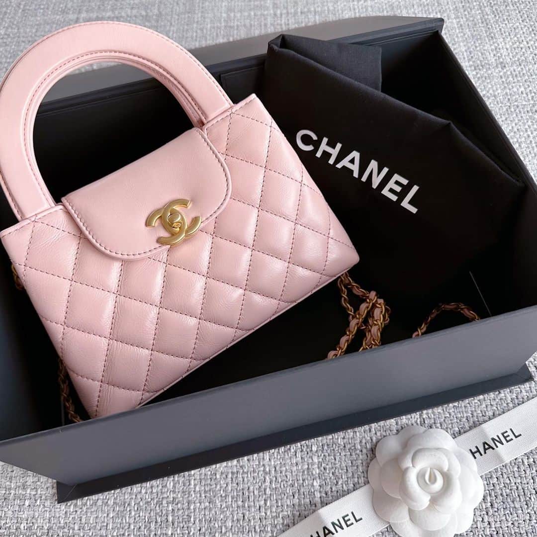 黒崎みささんのインスタグラム写真 - (黒崎みさInstagram)「CHANEL 💗🤍 ⁡ 数年ぶりにあまあまぴんく買った!最高! ⁡ 期間限定ブティックの初日に張り切って買いに行って、写メ撮って満足してまだ箱の中✌️ 縁起良い日につかいはじめようかなー ⁡ てか購入品の投稿って需要あるのかしら笑  #chanel #chanelbag #シャネル #シャネルバッグ」9月28日 22時51分 - misa_k88