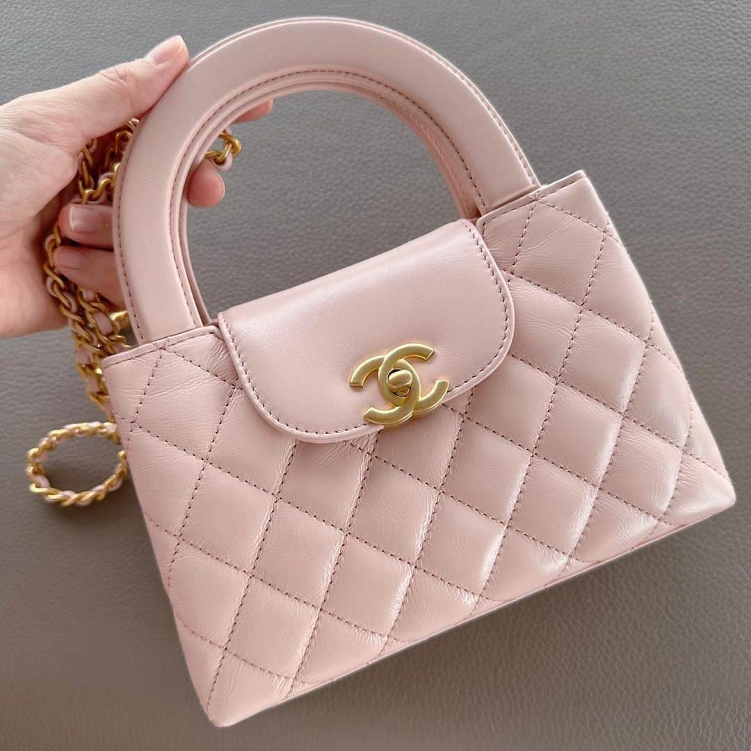 黒崎みささんのインスタグラム写真 - (黒崎みさInstagram)「CHANEL 💗🤍 ⁡ 数年ぶりにあまあまぴんく買った!最高! ⁡ 期間限定ブティックの初日に張り切って買いに行って、写メ撮って満足してまだ箱の中✌️ 縁起良い日につかいはじめようかなー ⁡ てか購入品の投稿って需要あるのかしら笑  #chanel #chanelbag #シャネル #シャネルバッグ」9月28日 22時51分 - misa_k88