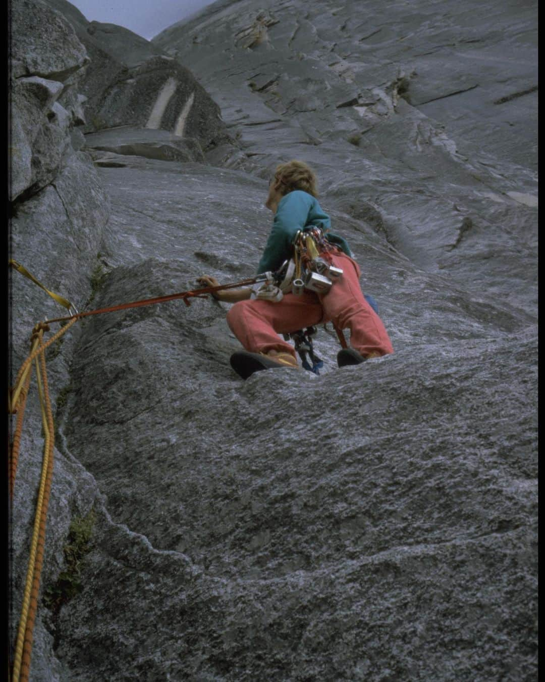 ウド・ノイマンさんのインスタグラム写真 - (ウド・ノイマンInstagram)「My first rock climbing trip to the US, forty years ago with @ingoheyland  After climbing not even for one years we felt experienced enough to takle Yosemite bigwalls. The book Yosemite climber and the books and photos of Reinhard Karl was the reason I was fascinated with climbing after all! Our plan was to warm up in the classic areas of the time while hitchhiking across the US. Well, things went not according to plan and it still gives me shivers what careless idiots we were and how easily things could have gone terribly wrong on this trip. From getting robbed by raccoons on the first night to endlessly waiting for a lift, for traveling like we did you have to be young and ignorant. After hideous adventures we arrived Eldorado Canyon were we managed to get caught by violent storms during every climb. In Colorado we also finally realized that we needed a car. We got ourselves a Buick Belair that we drove without insurance to and around California. As you can see, we didn’t have friends (the only camping devices at the time) which, looking back, might have saved us from getting ourselves into even more trouble like for example climbing past the point of no return on Half Dome. I did the climbs and big walls that we attempted more than ten years later and was shocked about our arrogance. The end of the trip we stayed in Joshua Tree where it was way to hot for climbing but I fell in love with the place and made plans to stay for longer, what I did during the winter of 1985-1986, but this is a different story. Let me know if you have questions to the respective photos. Music inspired by the 10-song rotation radio stations played in the summer of 1983. #rockclimbing #adventureofalifetime #yosemitenationalpark #bigwallclimbing」9月28日 22時51分 - _udini_