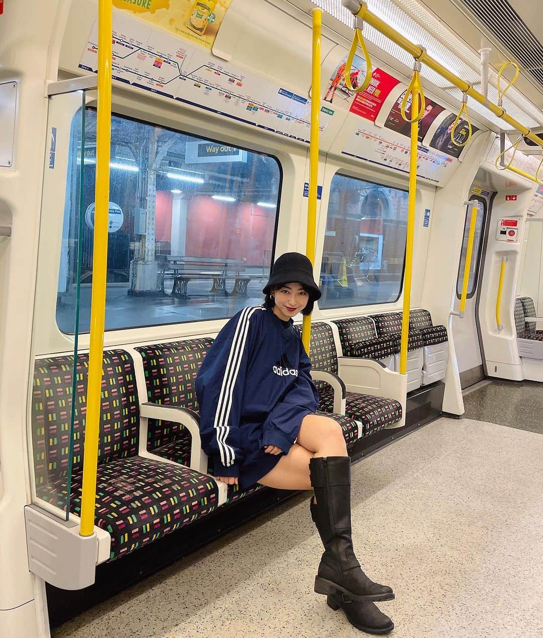中里亜美のインスタグラム：「I'm back in London❤️‍🔥🇬🇧 約半年ぶりのロンドン！ 今回も @sahajiofficial のレコーディングに 同行しています😍  昨晩は到着してからどうしてもお腹が空き 夜食らしからぬバターチキンカレーと 気休めの太田胃酸を流し込んで寝ました😴笑 今日は早朝から10kmの散歩をして あぁロンドンの街並みも匂いも 大好きになったなぁ🐿️と感じた！ ここへ来るとラテが飲みたくなる。  #london #sahaji  #なかざと_旅」