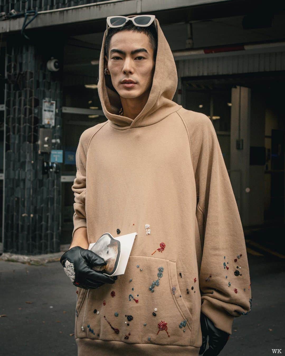 岩崎拓馬のインスタグラム：「🇫🇷🇫🇷🇫🇷🇫🇷 . . @undercover_lab   クライマックスが印象的で🖤  お洒落さんばっかりで目キョロキョロ👀🩷  Photo by @last_atmosphere  . . #pfw #parisfashionweek #undercover #happytime」