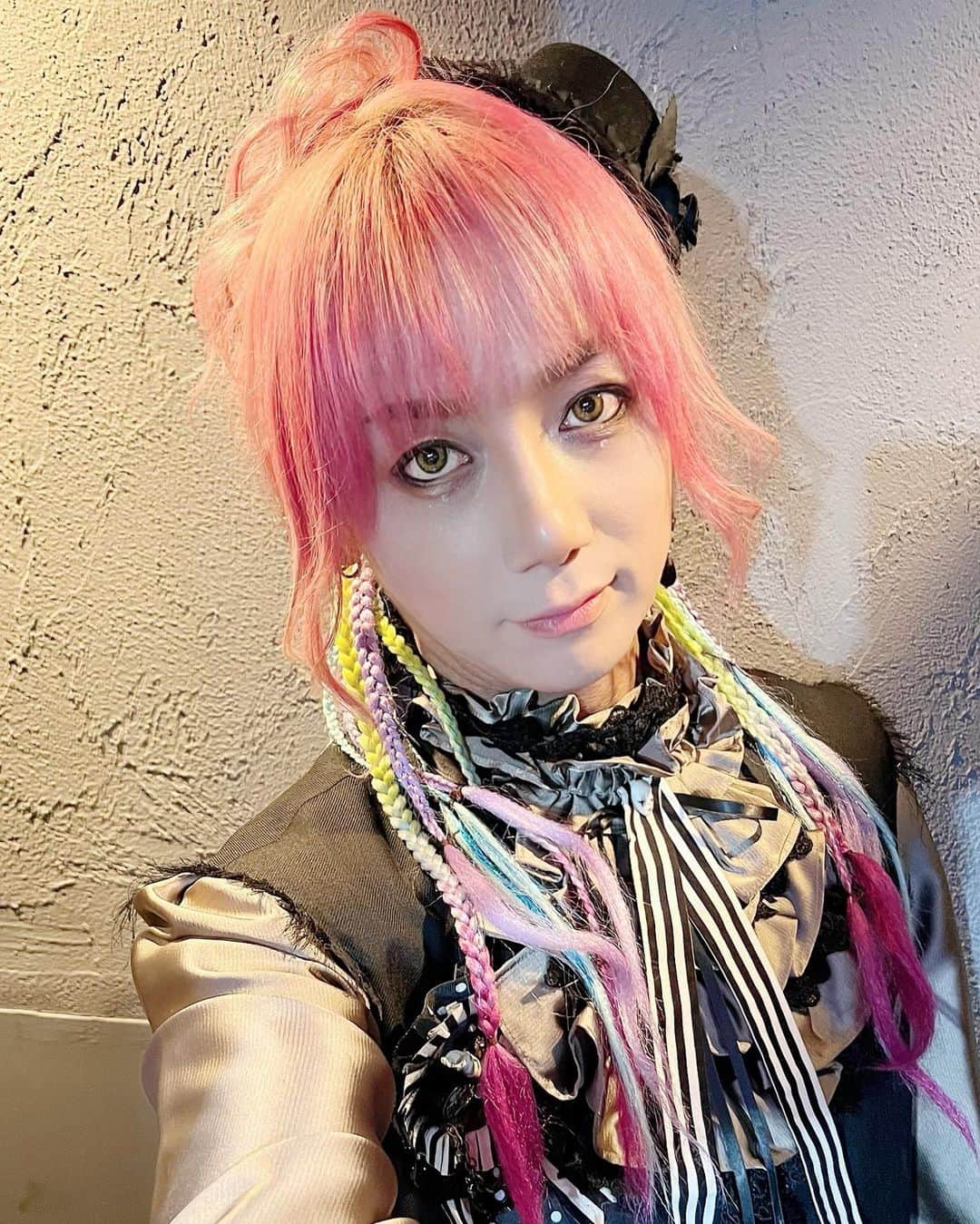 靖乃のインスタグラム：「本日は濱書房の6周年ライブ、皆様ありがとうございました‼️ 会場でも配信でも楽しんでくれてありがと🎵 タクマくん(@takuma_baddies)とも久々に2shotを✋🏼 10/2の下北沢もお楽しみに🥁  #靖乃 #ハイダンシークドロシー #淡路島 #ピン毛」