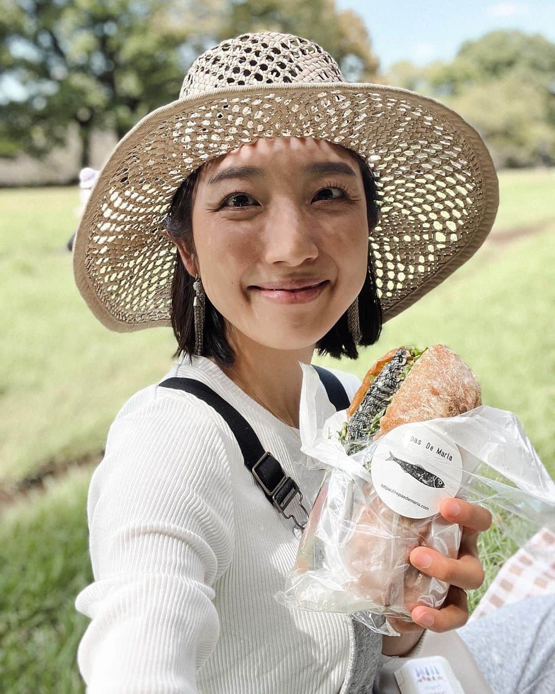 太田彩乃のインスタグラム：「ピクニックが気持ち良い季節になってきた🧺✨と思ってたら、今日は暑さふたたび…😅  秋が1番好きなのに、秋よ短くならないで🥹🎃  #ピクニック日和 #公園ランチ #鯖サンド」