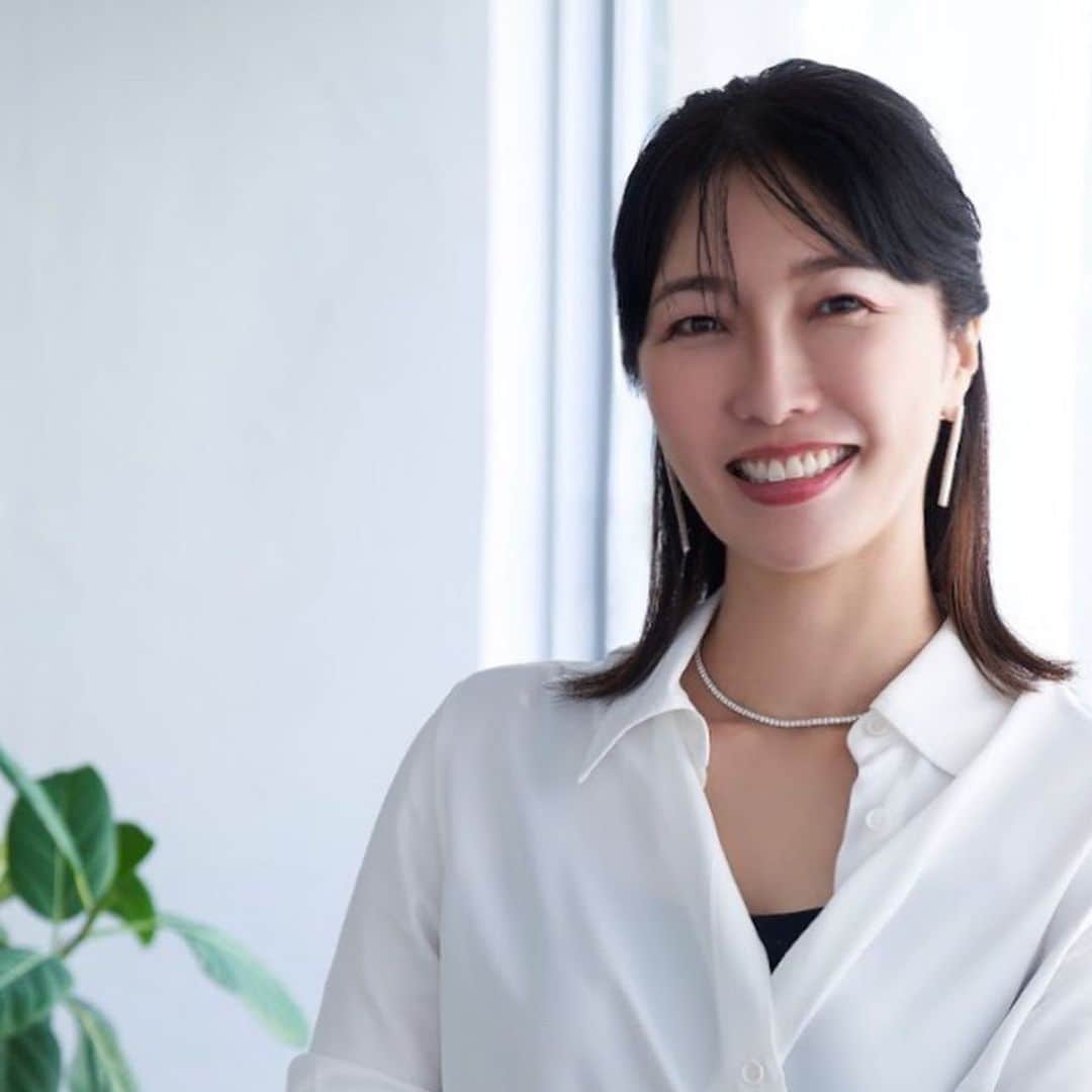 経沢香保子のインスタグラム：「【人生の大きな転機のこと】  ロングインタビューを受け 自分のキャリアや人生を振り返ってみる機会がありました  そこで  簡単な自己紹介も兼ねて 私の人生の転機について…  -  私は団塊ジュニア世代 1973年に生まれ  小学生のときから  「将来、女性らしく生きながら、 仕事と育児を両立するにはどうしたらいいのか？」  と真剣に悩む子供でした  私が小さい頃は、専業主婦という道しかない感じで 女性は良い結婚をしたら幸せで 「寿退社」っていう言葉が普通で  25歳すぎたらクリスマスケーキと一緒で 女は24歳までに売れないと（嫁に行かないと）おしまい  みたいな世間一般の風潮でした  私はそんな時代に強い違和感があったので 「女性が経済的に自立するにはどうしたらいいか」  そんなことばかり考えてました  ＝  就職も氷河期時代、 女性は説明会にも入れてもらえない  こんな時代にどう生き延びればいいのかと考え まず、女性云々を言ってるよりは、  「ビジネス能力がわかりやすい仕事をしよう」  ということで、新卒でリクルートの営業を希望し まさに死ぬほど働いて、自分の営業力の可視化に成功しました  でも、このままの人生では  女性としての幸せと 社会人としての成功と  両方は掴めないのではないかと 創業間もない楽天に転職したら  自分の会社を持つ  という人生があることを発見したのです  そこで、2000年に26歳でトレンダーズという会社を 自宅で一人で起業  ＝  20代で女性社長という生き方は、当時とても珍しく マスコミの取材もたくさん受け おかげさまで、会社も成長し  同時に私も女性としての一般的な幸せを 手に入れることになります  もしかしたら30歳くらいが 人生の幸せのピークだったかもしれません 会社も順調、自分らしく仕事ができて 人生の軌道に乗った気がしたので  30歳で結婚し、出産という女性としてのライフスタイルも手に入れようと 人生を次のステージに進めることにしました  ＝  そんな幸せの絶頂の時、妊娠５ヶ月の安定期に入った時  「お腹の子供が育ってない」  そう病院で告げられ、緊急で慶應病院に搬送され 検査に検査を重ねた結果、先生から  「あなたの子供は難病で、生まれてこないかもしれない 中絶しますか？」  と問われるのです  ＝  自分の力で自分の人生を切り開いてきて 理想の女性としてのライフスタイルを叶えようとした時  まさかの予想もしない出来事 全く先の読めない人生に、、  「この子は私の子なので、どんな状況も受け入れ 最後まで責任を持って育てます」  そう宣言して、日赤医療センターに搬送され 予定より１ヶ月以上早く生まれてきた娘は 1500グラムの超未熟児  力がなさすぎて、自分で母乳を吸うこともできないので 私が搾乳した母乳を注射器で注入するところからスタート  さらに24時間介護が必要で NICUに入院していて  心臓の力も弱いからと、 数百万円もかかる人工心臓の手術も受けました  私は、どんなにお金がかかっても 全財産を失っても 自分の子供の命を守りたいと 覚悟していましたが  退院する日に病院から請求されたのは 娘のオムツ代だけだったのです  ＝＝＝  日本の医療と制度に助けられて、 私は社長としてもっとできることがあるのではないかと  その日まではどこか 自分の女性として、仕事人としての成功が欲しくて 視野は自分目線だった気がします  NICUは1泊8万を超える料金 娘の手術、 多くのお医者、看護師さんに支えられた 彼女の人生を  社会に還元することが 次の私の人生の目標になりました  ＝  そして、会社を上場させようと決め たくさんの社員を雇用し、 女性が在宅でも稼げるインフルエンサーという 仕事を作り、 ストックオプションで資産を作れる社員も生み出そう 資本市場にも愛される、 社会の一つの器としての会社を作ることに決めました  ＝  おかげさまで苦労だらけでしたが  なんとか30代の最後に、 東証マザーズに上場することができ 当時最年少の女性社長としてたくさん話題にしていただき 本当に関係者の皆様には感謝しています  私は、長女を亡くしているので、 これだけ娘の命のために たくさんの人にお世話になったのだから、 社会のための人生をどう生きようか 助けてもらった娘の命をどう未来につなごうか  そう考えて2014年「キッズライン」を創業 上場して市場からいただいたお金は この会社に賭けようと 自分のお金をどんどん投下しました。  私の月収が2万円の時期も長く続き 何年も恐ろしい金額の赤字で苦労しましたが  たくさんの素晴らしいシッターさんや 育児でお困りの親御様に必要としていただき  キッズラインも第10期に突入して とてもしっかりしたメンバーに囲まれ たくさんの方に必要としていただき感謝です  まだまだ未熟者ですが、これからも頑張ります。 引き続き宜しくお願いします  ＝ 実は今回 愛沢えみりさん @emiri_aizawa の会社の女性を応援するメディアでインタビュー頂き🙏お話してます 前編はこちらに @lumily_official  #育児と仕事 #女性起業家 #キャリア」