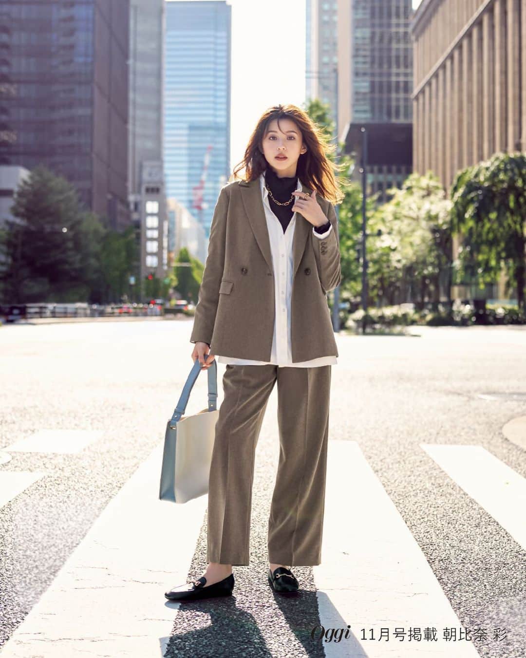 NATURAL BEAUTY BASICのインスタグラム：「本日発売のOggi11月号にて 朝比奈 彩さんが 素敵に着こなしてくださっています✨   働く私たちの毎日をさりげなく盛り上げてくれる… 〝NATURAL BEAUTY BASIC〟でつくる 初秋のきれいめ7DAYS  シンプルだけど、今っぽい。 〝ナチュラルビューティーベーシック〟のワードローブがあれば、 気分やシーンに合わせた〝なりたい自分〟を演出できる！ ときにハンサムに、フェミニンに… 毎日のおしゃれをもっと自由に楽しく。   DAY1 〝きちんと〞こそ、気負わずに。 大人の余裕を感じさせる ジャケパンスタイルで かっこいい私をアップデート！  ■ツイードボクシーSETUP ジャケット ¥14,410 tax in size:S/M color:グレーミックス/ブラウンミックス #0173250003  ■ジャガードカットソー ¥5,940 tax in size:FR color:クロ/オフ/ブルー #0173260910  ■テントラインチュニックシャツブラウス ¥8,910 tax in size:FR color:オフ/パープルブルー #0173210004  ■ツイーディーボクシーSETUP ワイドパンツ ¥10,450 tax in size:S/M color:グレーミックス/ブラウンミックス #0173230003   #朝比奈彩 さん #Oggi #Oggi掲載 #Oggi11月号掲載 #ジャケット #パンツ #セットアップ #秋コーデ #お出かけコーデ #オフィスコーデ #オフィスカジュアル #通勤コーデ #大人可愛い #カラーコーデ  #着回しコーデ #きれいめカジュアル  #ベーシックコーデ #ベーシック #ナチュラルコーデ #トレンドスタイル #シンプルコーデ #ナチュラルビューティーベーシック #naturalbeautybasic」