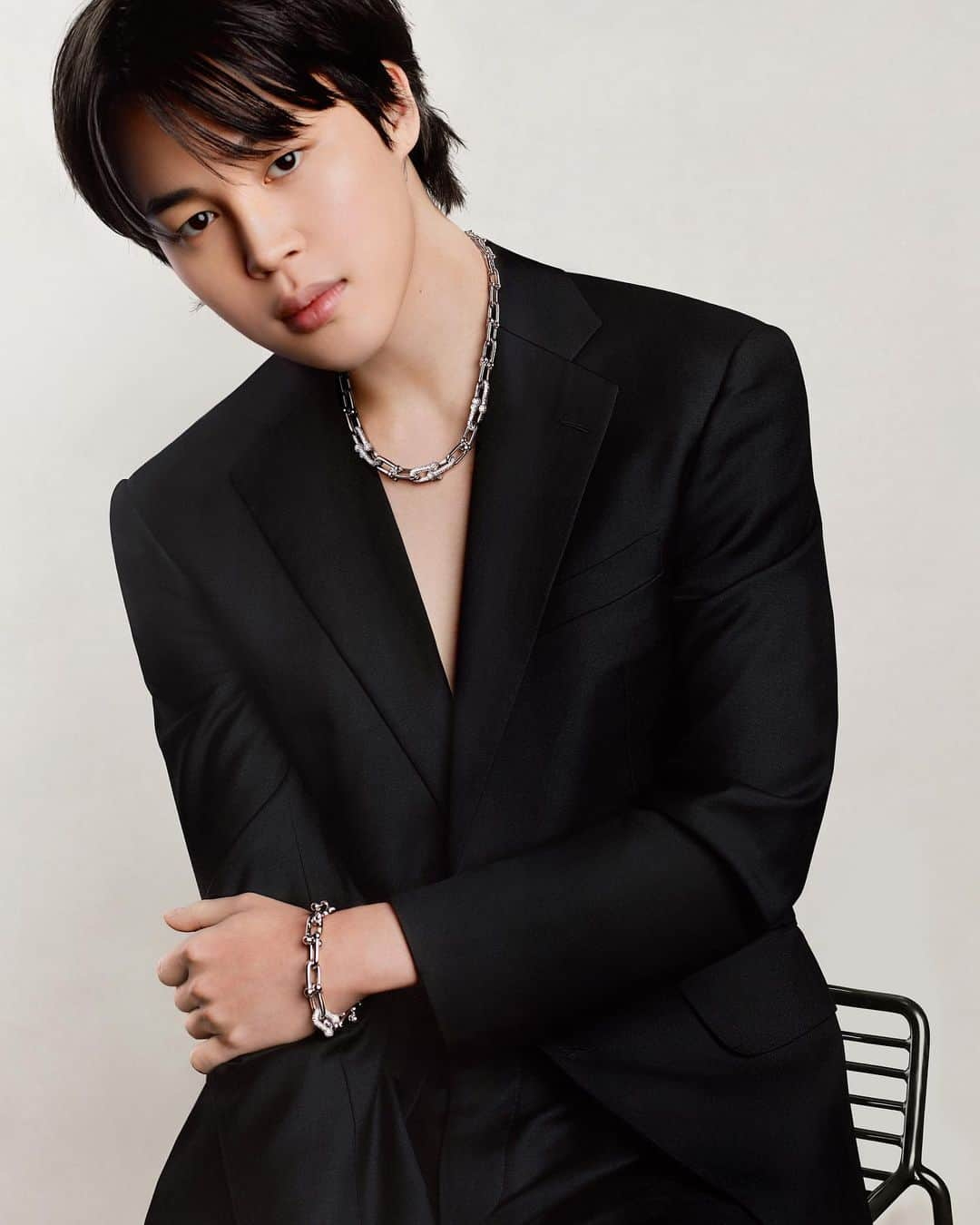 ティファニーさんのインスタグラム写真 - (ティファニーInstagram)「Authentically Tiffany. Authentically you. House ambassador Jimin of BTS expresses his personal style by matching Tiffany HardWear designs in 18k white gold. Link in bio. #ThisIsTiffany #TiffanyHardWear #TiffanyAndCo」9月28日 23時01分 - tiffanyandco