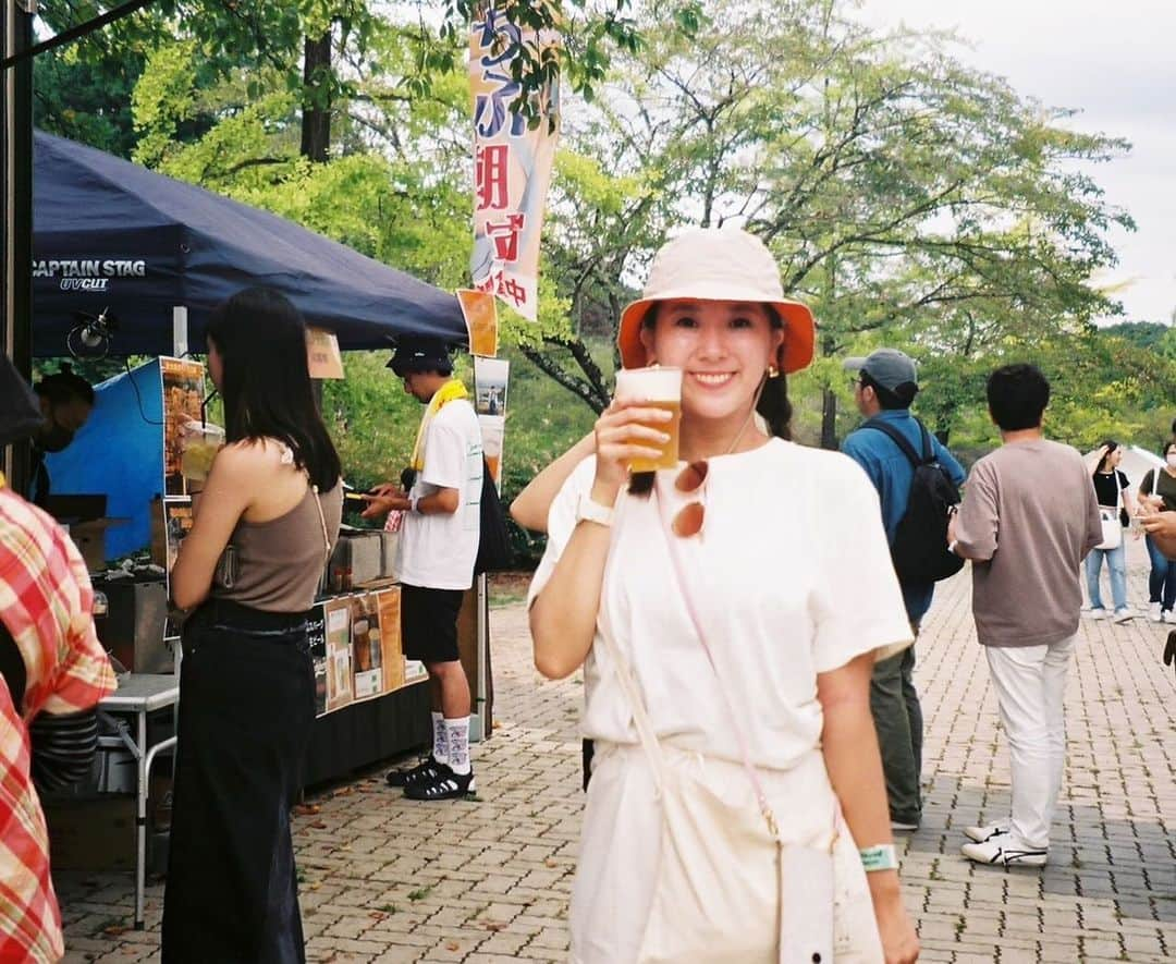 横山あさみさんのインスタグラム写真 - (横山あさみInstagram)「昼からビールを片手にご満悦な様子です🍺  フェス行きたいなぁー！  #秩父 #windparade  #ビール  #フィルムカメラ #ピントは後ろ #アナウンサー #横山あさみ」9月28日 23時02分 - asami__yokoyama