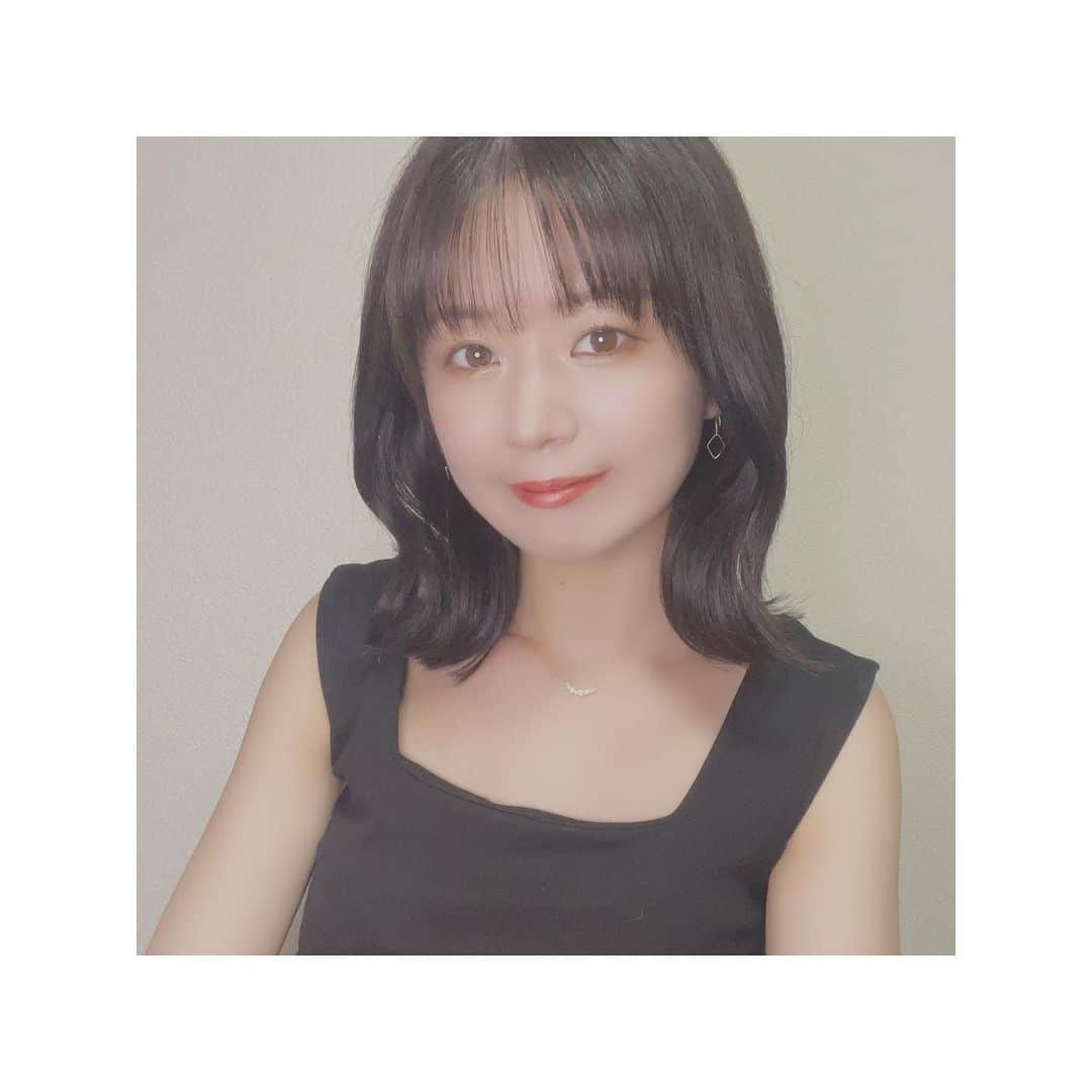小泉里紗のインスタグラム：「1億年ぶりの暗髪です! なんか見慣れないね😳耳かけとどっちが好き？ ネイルも久々にしました!ドレスの色バレるけどいいよね(笑)  Rambut baru! cocok ya? Semuanya jagalah kesehatan ya😌」