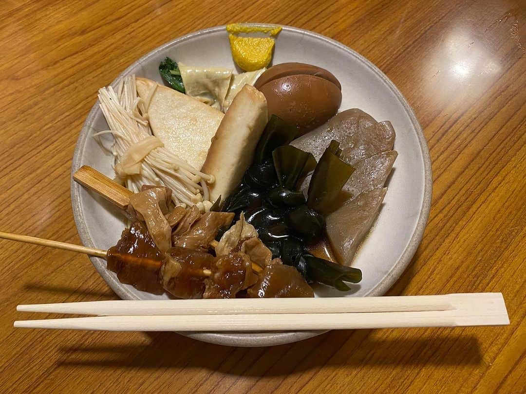 田添菜穂子さんのインスタグラム写真 - (田添菜穂子Instagram)「今夜は直ちゃんに教えてもらった鍛冶町のおでんやさんで1人ごはん。 日中、のどめっちゃ使ったので、静かに食べるのがちょうど良いのでした。  味がめちゃめちゃしゅんどって（しみてて、の北九州弁）最高でした！ すごく美味しいな、と思ったらなるほど、ミシュラン店だった！ 直ちゃん教えてくれてありがとう！  #北九州グルメ #北九州 #おでん #大太鼓 #おでん大太鼓 #ミシュラン掲載店」9月28日 23時04分 - nahokotazoe