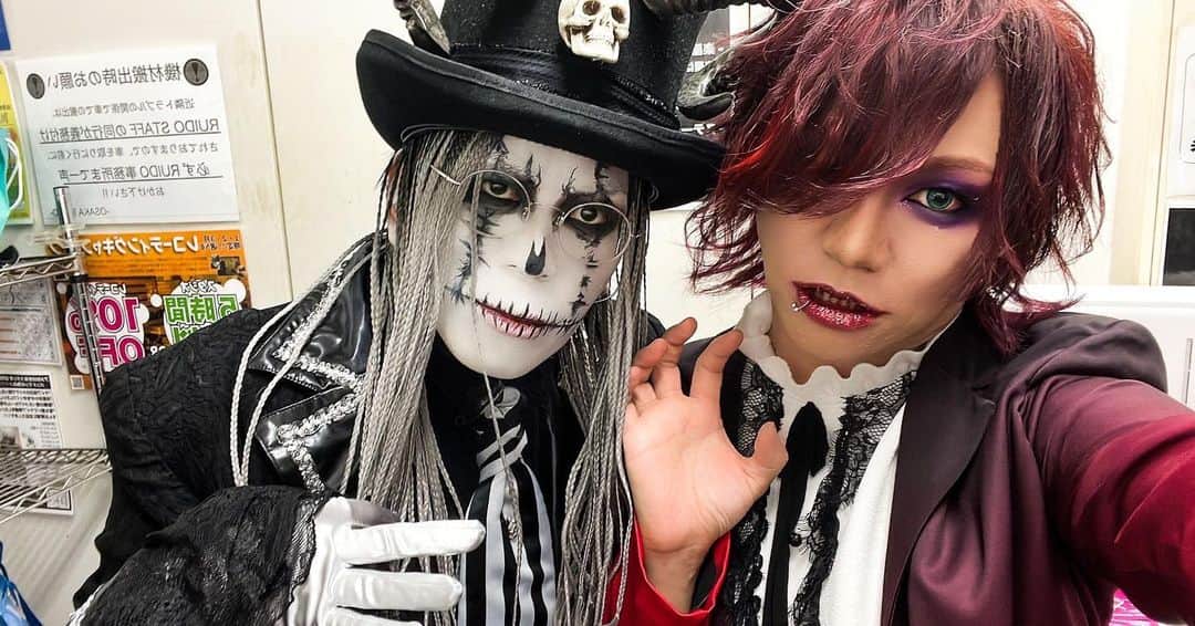 美月 のインスタグラム：「大阪激アツをありがとうございました 今日は超攻撃型セットリストでした 喉ちぎれるかおもたよ 明日はまた違う魅せ方です  そしてアンコールはLSMさんちのみんなと一緒に めちゃ楽しかったなぁ LSMの世界観とサウンドやっぱ好きだな 明日で終わるの寂しい  ドメさんとヨッシュんと撮ったお」