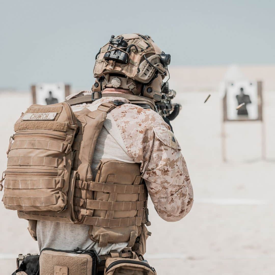 アメリカ海兵隊のインスタグラム：「One In The Chamber  📍 The Middle East (Sept. 12, 2023)  #Marines with @26meu and Royal Bahrain Marines conduct a marksmanship range during a bilateral training exercise.  The training was completed alongside members of the Royal Bahrain Marine Force to facilitate the exchange of tactics, techniques and procedures between partners.   📷 (U.S. Marine Corps photo by Cpl. Kyle Jia)  #USMC #SemperFi #MarineCombatArms」