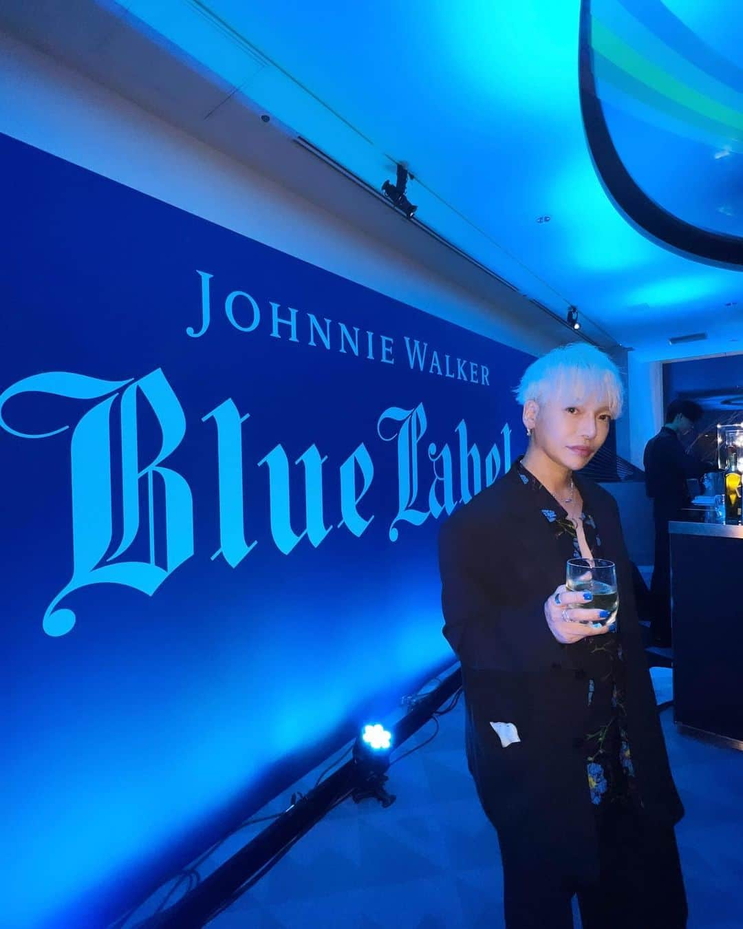 poledancer RYOTAのインスタグラム：「“Be it” curated by YOSHIROTTEN by GQ Hype In collaboration with JOHNNIE WALKER Blue Label  @johnniewalkerjapan #ジョニーウォーカーブルーラベル  宇宙の連鎖によって生み出されたアートと音楽とブルーラベルを体感してきたよ🧊💙💧🪼🦋」