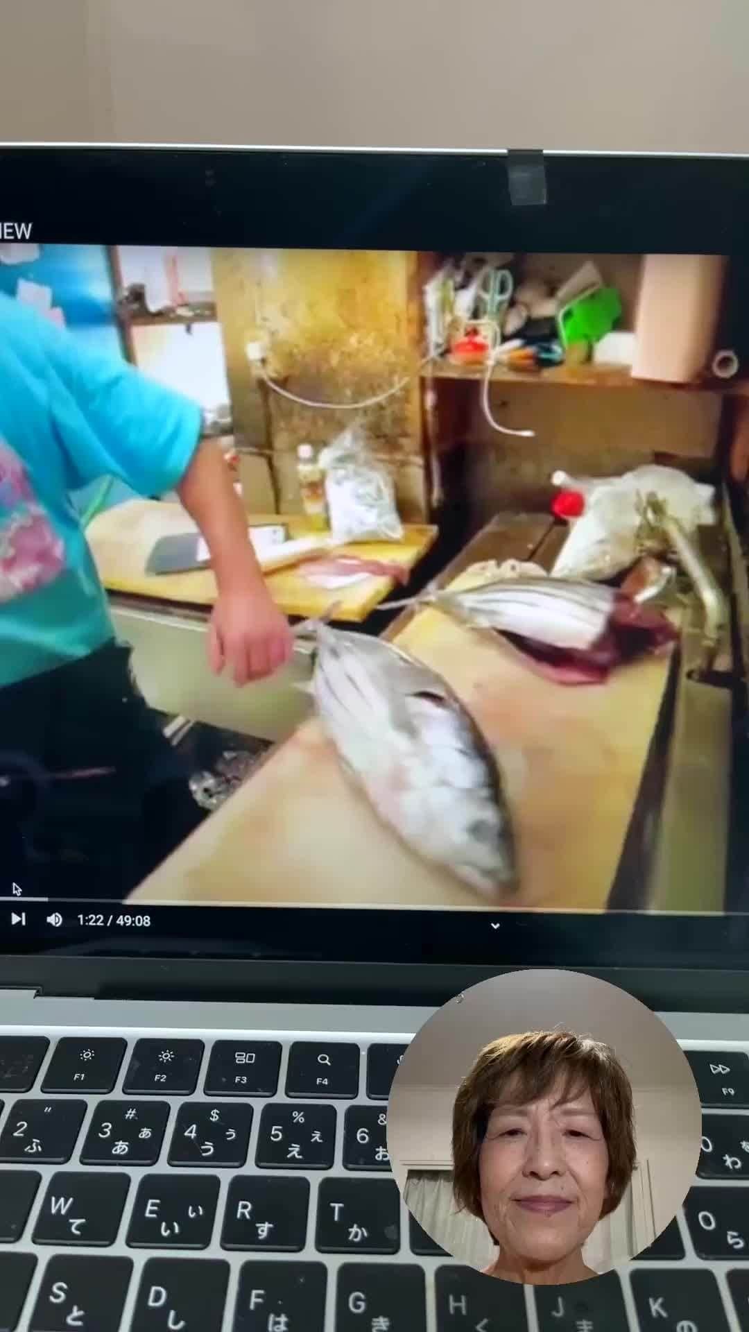 Cooking with Dogのインスタグラム：「I'm currently trying my hand at narration. 🎙️👩‍🍳 This is a video from a fish store we plan to publish this weekend. 🐟 They are very skilled at preparing bonito, aren't they? 😍 こちらは公開を予定しているお魚屋さんのビデオです😋今ナレーションに挑戦しています。カツオをさばくの手際がいいですね😳」