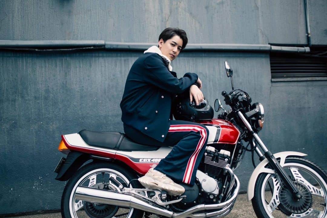 大野拓朗のインスタグラム：「⠀ 俳優・大野拓朗の「あの“絶版旧車”に乗りたい！」 ── Vol.1 ホンダCBX400F #gq #gqjapan #honda #cbx400f」