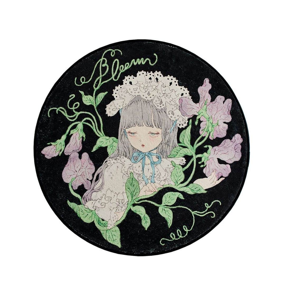 今井キラのインスタグラム：「✨𝒩𝑒𝓌✨  KIRA IMAI x Twinkle Lily Collaboration Bloom carpet  Size: about 80cm×80cm  今井キラxTwinkle Lily コラボレーション Bloomのイラストがカーペットになりました🪻  💫Taobao shop link https://twinklelily.taobao.com  💫For orders from other countries, please visit official account. @twinklelily_official」