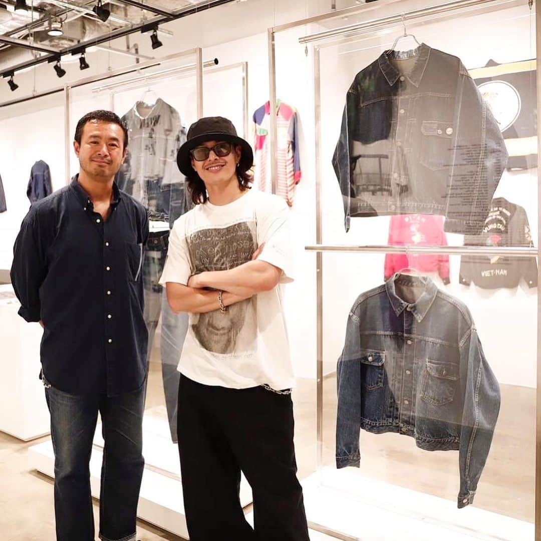 今市隆二のインスタグラム：「裕さんと共に自分のアイテムを展示して頂きました👖✨明日から「Vintage Collectables Museum」を渋谷PARCO 4F PARCO MUSEUM TOKYOにて開催💥  @vcm_vintagecollectionmall  @yuttan1977  #LEVIS #S501XX #S506XXE #Tback #健ちゃんのもあるよ」