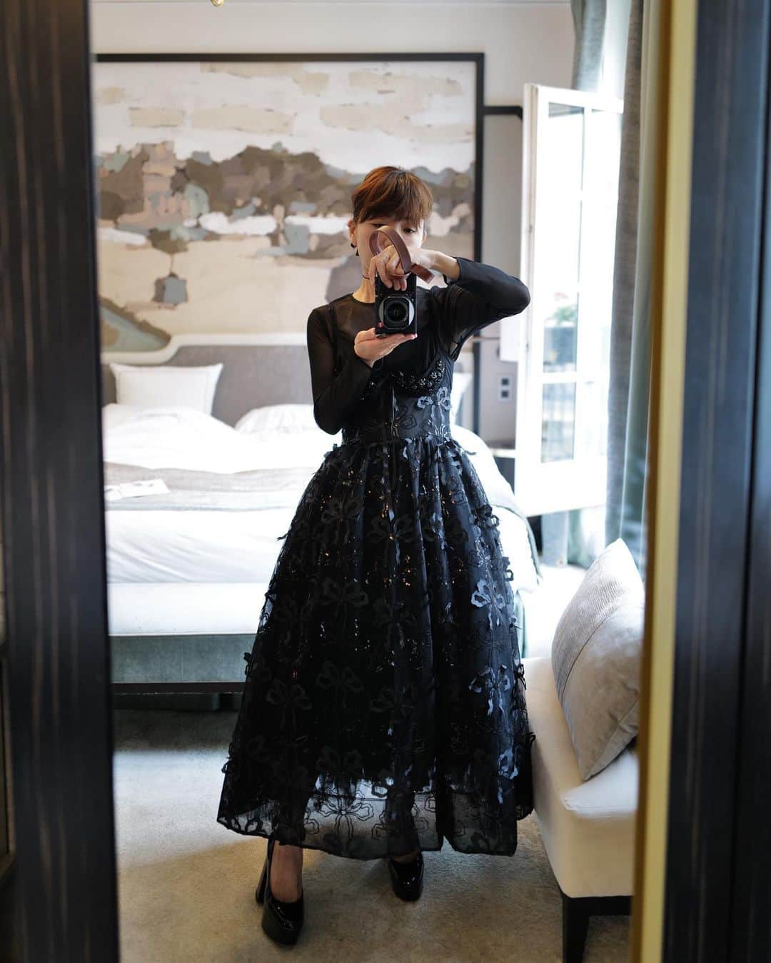 根岸由香里さんのインスタグラム写真 - (根岸由香里Instagram)「. DAY3 @simonerocha_ のキャミソールドレスに @ludlow_official のメッシュトップスで透け感のあるドレススタイル。 @sanmarejewelry 白雪姫はあえてメッシュトップスから透けさせて。靴はパテントの艶。バッグは柔らかな艶のあるレザー。 リボンはベルベット。オールブラックだからそれぞれの素材の質感をミックスして楽しむ🇫🇷」9月28日 23時08分 - yukarinegishi