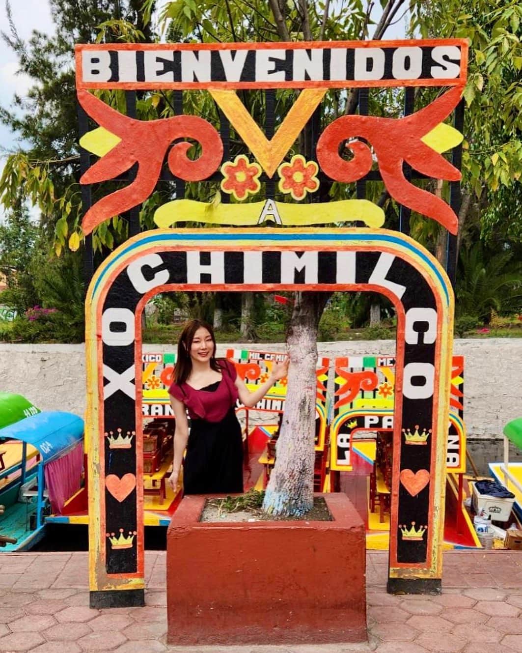元井美貴のインスタグラム：「Cuando estaba México este verano, pude ir a #Xochimilco🇲🇽 Había querido ir allí desde hace unos años y un amigo mío me llevó. Me emocionaron y encantaron las barcas bonitas🌼 Estaba feliz porque Xochimilco es el hogar del #ajolote Me gustan los #ajolotes 🫶  今年の夏メキシコに行った時に #ソチミルコ に行くことができました🇲🇽数年前から行きたいと思っていて、アミーゴが連れて行ってくれたんです。綺麗なボートに感動＆魅了されました！ソチミルコはウーパールーパーの故郷なので嬉しかったー。 #ウーパールーパー 好きなんです。」
