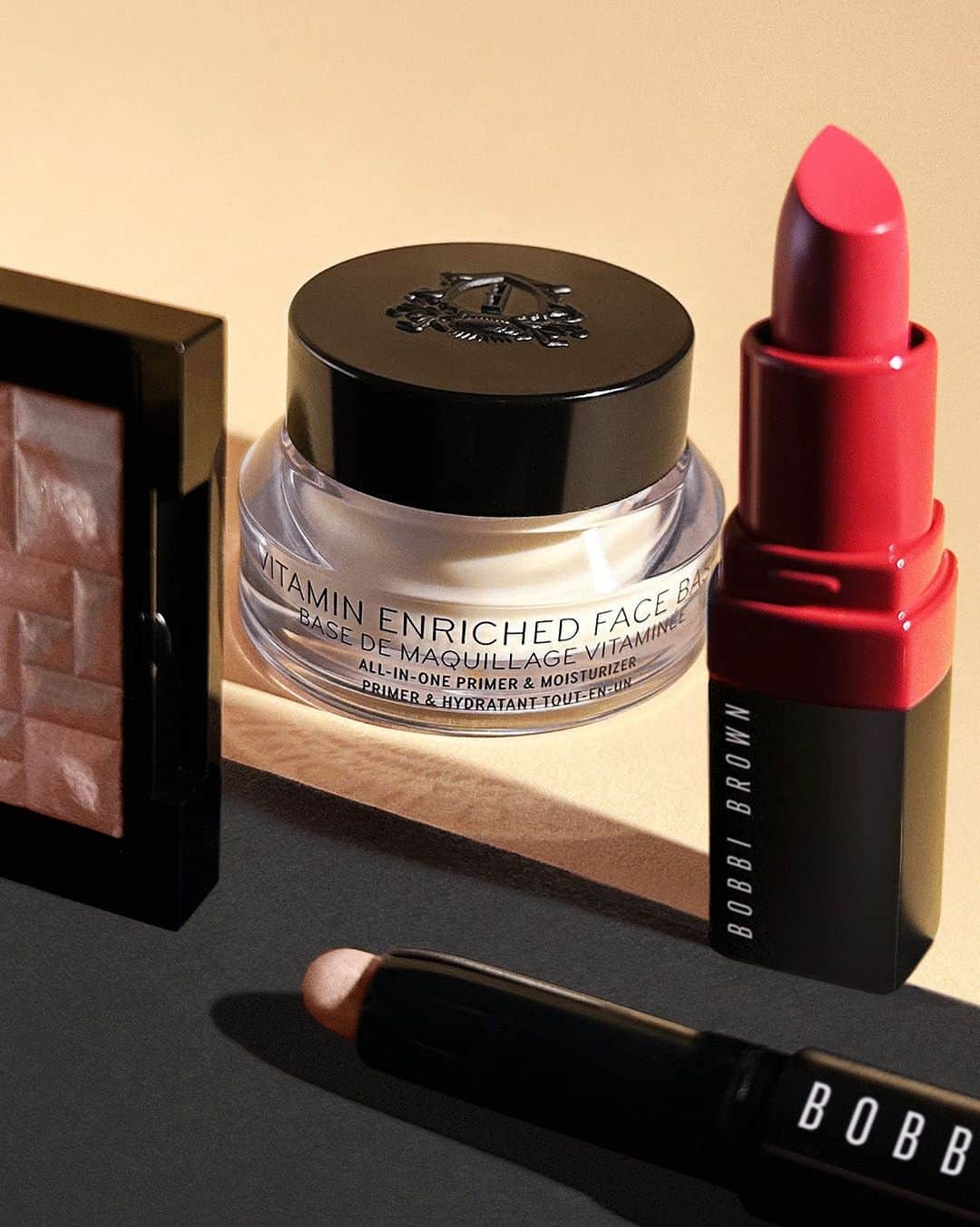 のインスタグラム：「From backstage to makeup bag, these are our must- haves. Get your own set of 4 Artist favorites, exclusively on Instagram and for a limited time only. Tap to shop our Runway-Ready Makeup Set—an $83 value, yours for $54.  RUNWAY-READY MAKEUP SET: • Mini Highlighting Powder in Pink Glow • Mini Vitamin Enriched Face Base • Mini Long-Wear Cream Shadow Stick in Golden Pink  • Mini Crushed Lip Color in Babe • (Plus surprise makeup bag)  #BobbiBrown #RunwayReadyMakeup #Backstage #TravelMakeup #MakeupKit #MakeupEssentials #Makeup #Beauty」