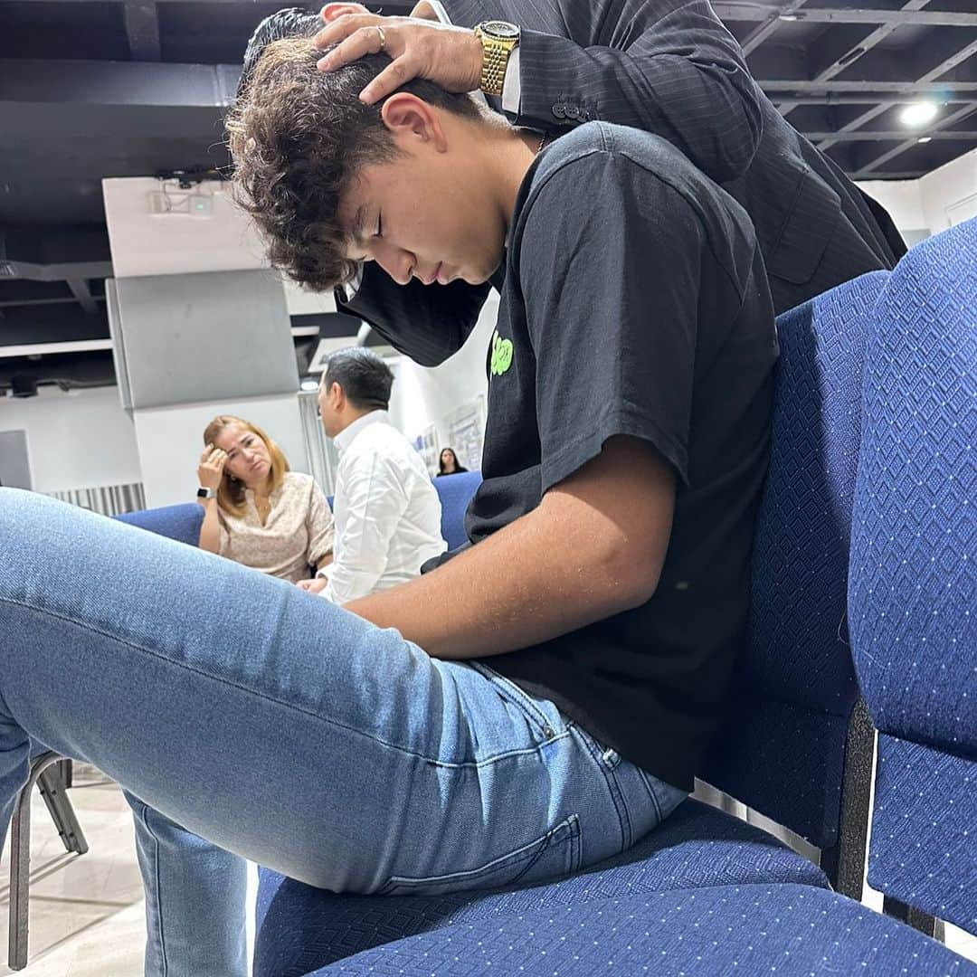 ロビンソン・チリノスのインスタグラム：「Féliz cumpleaños hijo de mi vida Te Amo.  Crea en mi hijo, oh Dios, un corazón puro y renueva un espíritu recto dentro de él (Salmo 51:10). Que mi hijo Te siga a Ti, Dios, y Te tema y guarde Tus mandamientos y escuche Tu voz. Que él Te sirva y sea fiel a Ti  Deuteronomio 13:4」