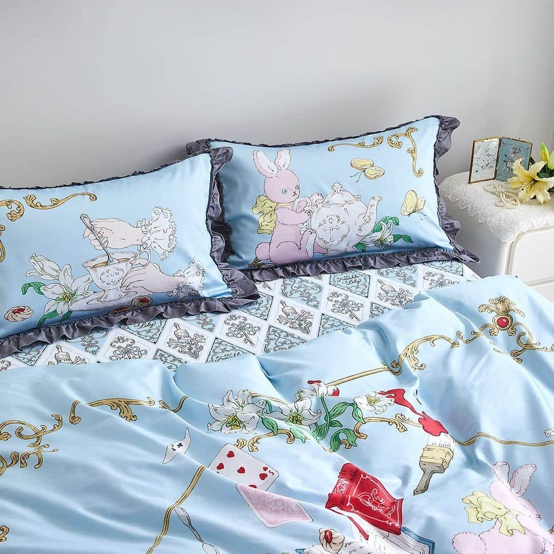 今井キラさんのインスタグラム写真 - (今井キラInstagram)「✨𝒩𝑒𝓌✨  KIRA IMAI x Twinkle Lily Collaboration Twinkle Alice Bedding set  今井キラxTwinkle Lily コラボレーション 寝具セット『Twinkle Alice』のイラストを担当させていただきました🫖  💫Taobao shop link https://twinklelily.taobao.com  💫For orders from other countries, please visit official account. @twinklelily_official」9月28日 23時14分 - kiraimai