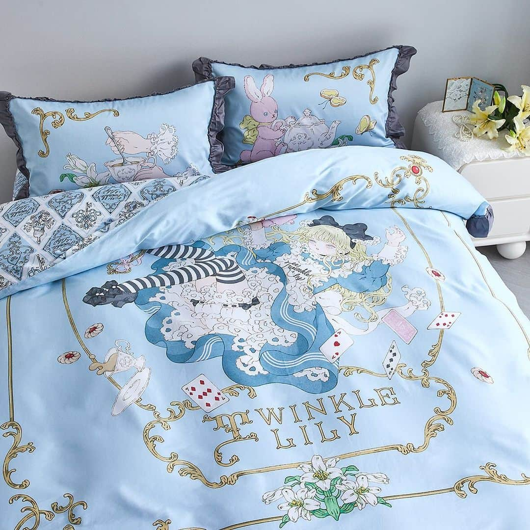 今井キラのインスタグラム：「✨𝒩𝑒𝓌✨  KIRA IMAI x Twinkle Lily Collaboration Twinkle Alice Bedding set  今井キラxTwinkle Lily コラボレーション 寝具セット『Twinkle Alice』のイラストを担当させていただきました🫖  💫Taobao shop link https://twinklelily.taobao.com  💫For orders from other countries, please visit official account. @twinklelily_official」