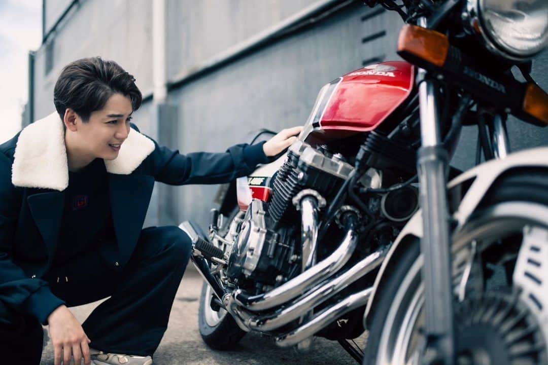 大野拓朗のインスタグラム：「⠀ 俳優・大野拓朗の「あの“絶版旧車”に乗りたい！」 ── Vol.1 ホンダCBX400F #gq #gqjapan #honda #cbx400f」