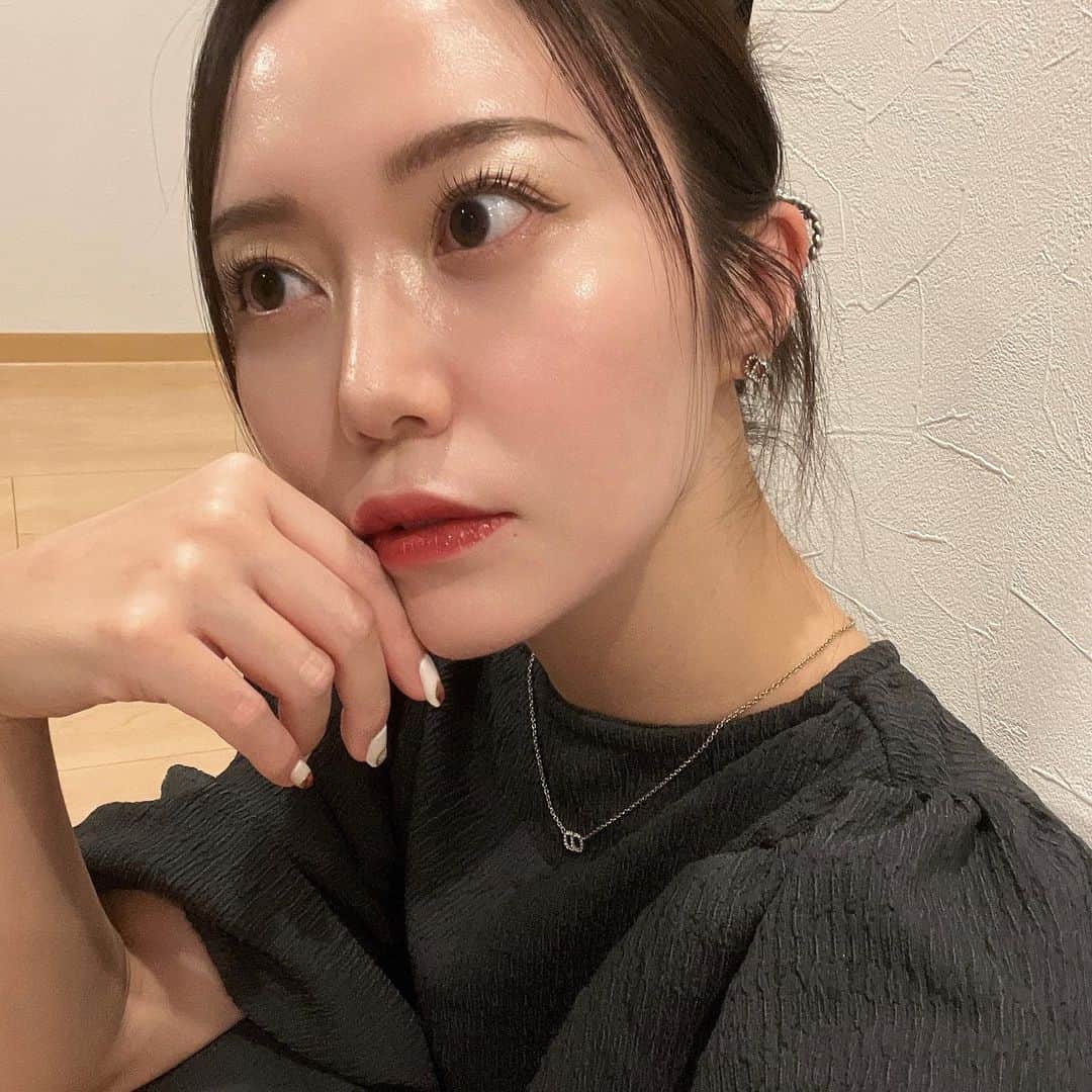 村田莉さんのインスタグラム写真 - (村田莉Instagram)「ちょっと久しぶりになってしまったけど、職場で @selectclinic ハイフしました！！🫰🏻  クリニックでも上位を争うくらい、自分のたるみにうるさい女だと思います。自覚ありです🤫  老けたくないからあらがいますの、全力で🥹  定期的なメンテナンスが本当に大事。。🥺🫰🏻昔の方が絶対たるんでた！今の方がたるんでない！バイバイ二重顎！！  うちは美容経験長い看護師さんばかりだから、いつも安心してまかせている🥹🫶感謝。  あ、久しぶりの自撮りだ。  #美容 #美容医療 #たるみ改善 #フェイスライン #セレクトクリニック」9月28日 23時24分 - murata_mari