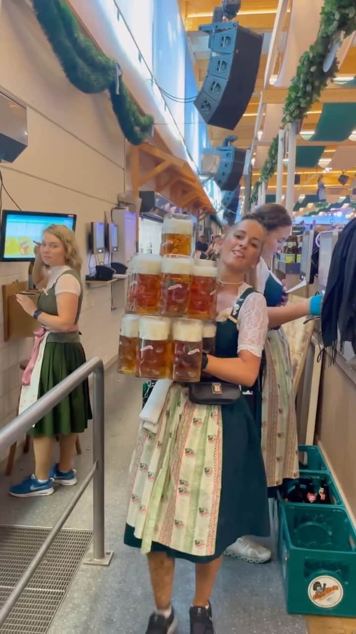 Earth Picsのインスタグラム：「@_tanschen - who is ready for October Fest? How many beers can you carry?   🎥 By @_tanschen  @auerbraeu.festhalle  @auerbraeu」