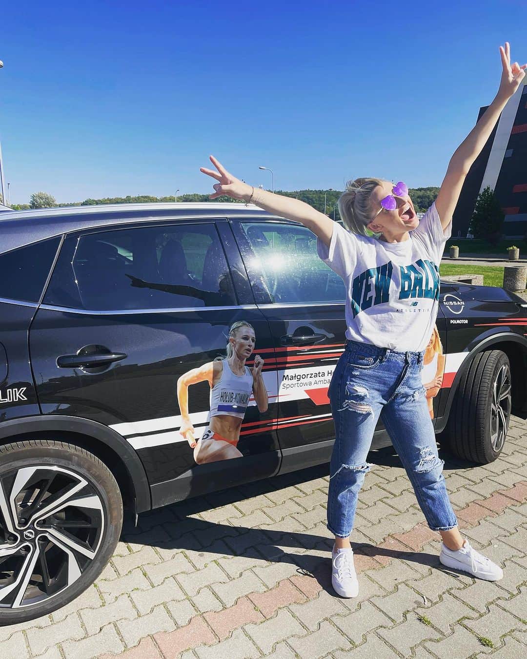 マウゴジャータ・ホルブのインスタグラム：「Dzisiaj zamiast treningu była wizyta u fizjoterapeutki uroginekologicznej.  Powrót do sportu po ciąży nie będzie możliwy, jeśli nie będę w pełni zdrowa i gotowa do ogromnego wysiłku. W związku z tym „przegląd” i zalecenia wydane przez panią Asię są dla mnie priorytetem. 😎 Po ciąży, ale i w trakcie jej trwania zdrowie jest najważniejsze i nie warto wszystkiego robić za szybko, bo inni tak mogli. Nie porównujmy się z innymi. Organizm każdej kobiety regeneruje się w swoim tempie.🥰 Moje ciało bardzo szybko dochodzi do siebie po porodzie, jednak jest parę „tematów”, które trzeba dopracować 😎  @newbalancerunning  @nissan_polmotor  [współpraca reklamowa]  #mumlife #aktywnamama #powrotdoformy #kobietydlakobiet」
