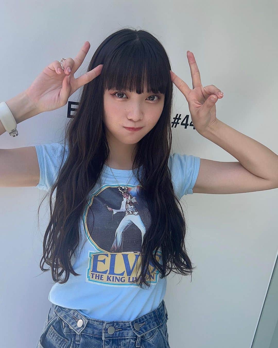 のインスタグラム：「もう衣替えした〜？👧🏻👕🩵 わたしはまだだよ🥺💦 そろそろやらなきゃだよねー🙂 ･  #Tシャツ #ジーンズ  #コーデ #巻き髪 #ぱっつん前髪  #コマーシャルフォト  #撮影  #ootd」