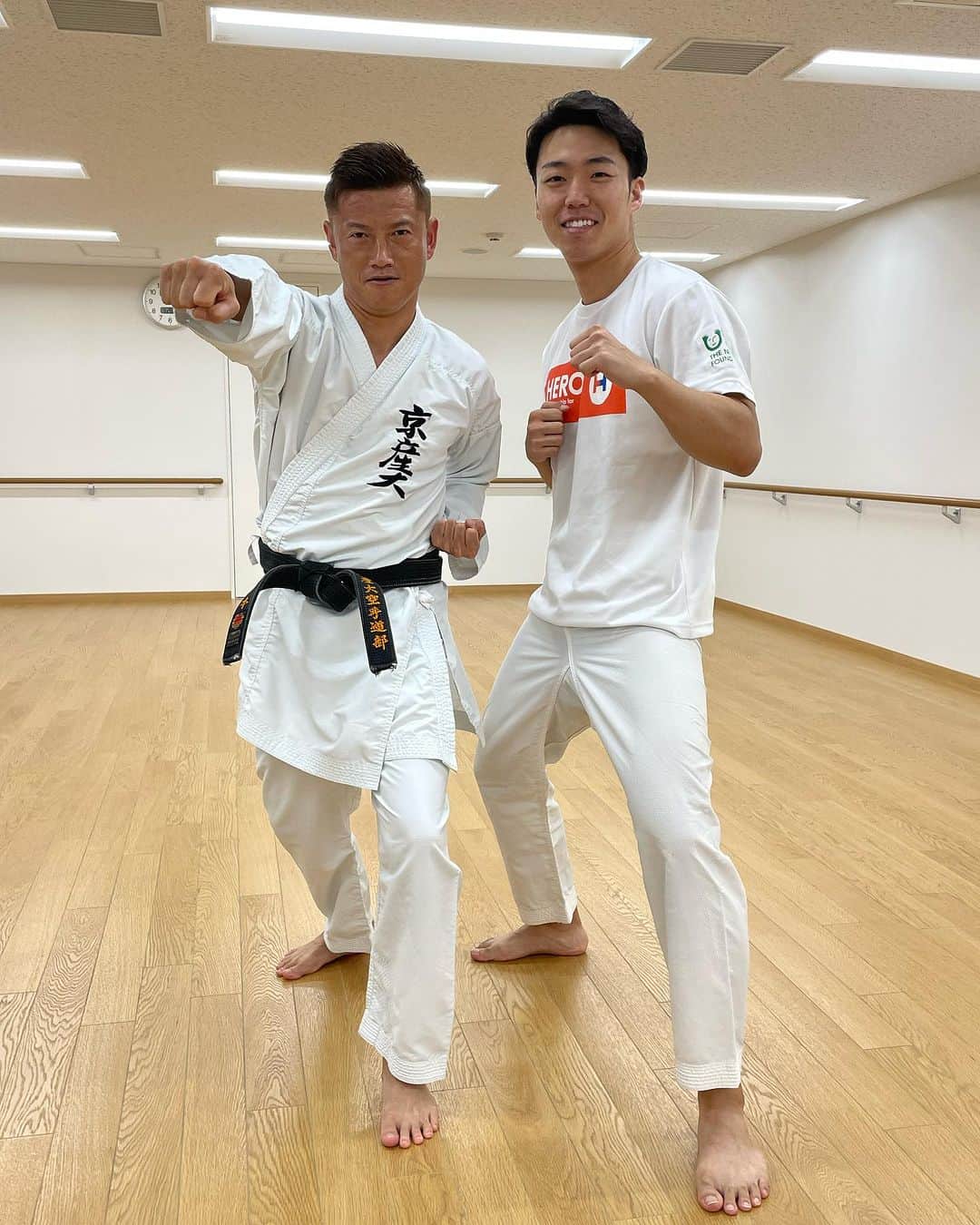 のインスタグラム：「『空手おばんざーい✊🥋』 ・ 小学校3年生から6年生まで空手やってました！ ・ 茶帯までいきました！（笑） ・ お父さんは黒帯3段の指導者です！（笑） ・ 30数年ぶりに道着を着ました！ ・ 播戸の久しぶりの空手道を見てください！（笑） ・ 杉本一樹師匠に稽古をつけて頂きました！ @kazuki_sugimoto7  ・ これからも継続的に稽古していきます！ ・ ・ #空手 #礼に始まり礼に終わる  #おばんざい突き #甘酒 #こめはるか」