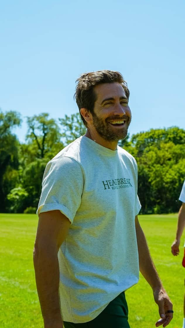 ジェイク・ジレンホールのインスタグラム：「Run Well, Do Good | @jakegyllenhaal x @heartbreak.run to benefit @spauldingrehab. Learn more at heartbreak.run/jake.」