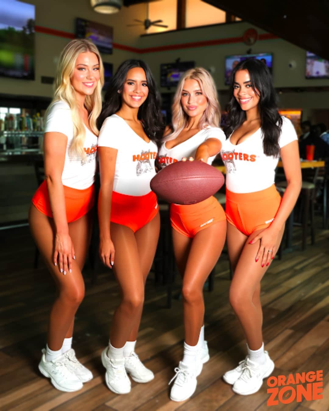 Hootersさんのインスタグラム写真 - (HootersInstagram)「We’ve got your favorite Hooters Girls serving up cold beer with your game on our screens 🏈 See you tonight 🍻」9月28日 23時32分 - hooters