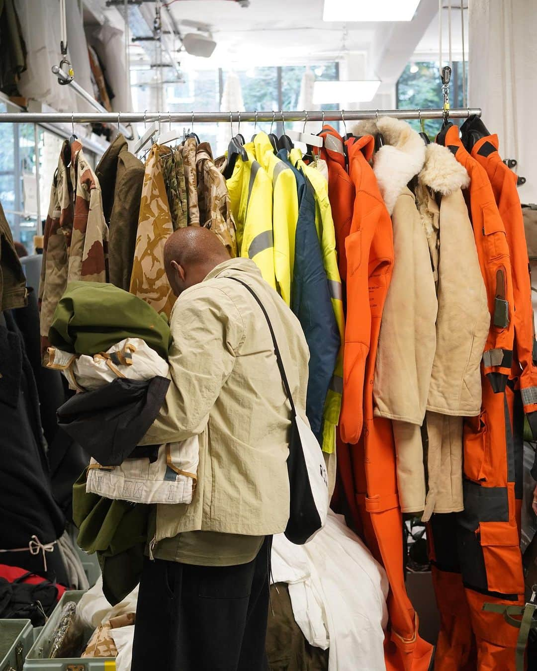 クリストファーレイバーンさんのインスタグラム写真 - (クリストファーレイバーンInstagram)「This time last week we opened the doors at the RÆBURN Lab, Hackney, for another of our popular Fabric Shop events.   Thanks to all who made it down and secured fabric, trims and more - looking forward to seeing what you all create.  Our next Fabric Shop will take place in November, details (& tickets! 🎟️) via 🔗 in bio.   - 📸 @niedermuller  -  #FabricShop #RAEBURN #RAEBURNLab #Hackney #MilitarySurplus #Trims #Craft #MilitaryHardware #FashionDesign #FashionEvent」9月28日 23時27分 - raeburn_design