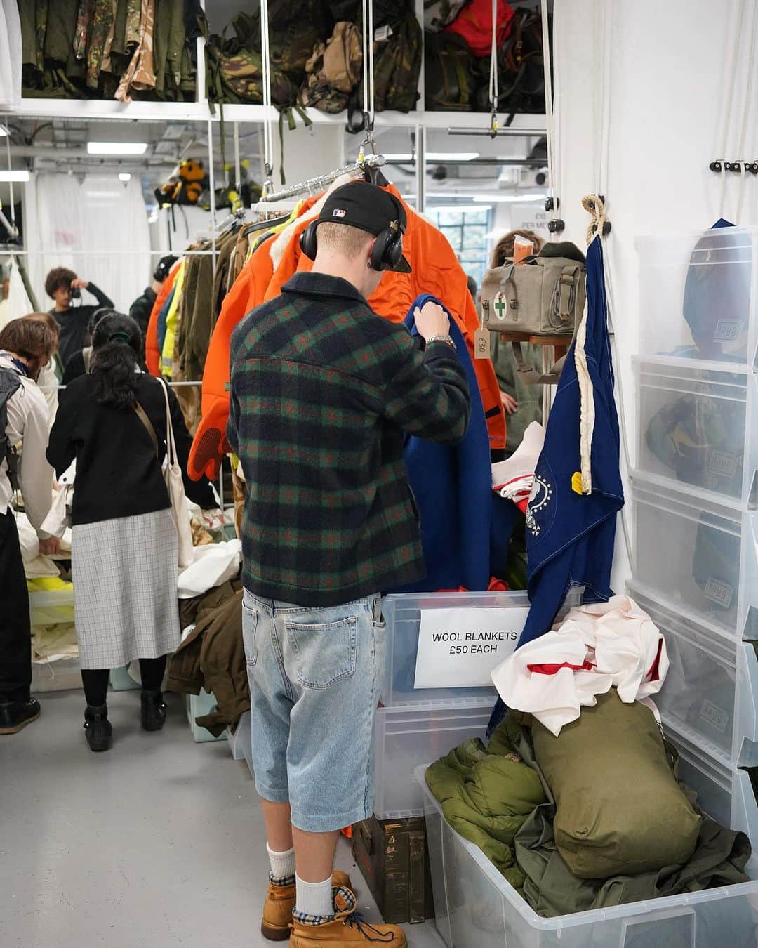 クリストファーレイバーンさんのインスタグラム写真 - (クリストファーレイバーンInstagram)「This time last week we opened the doors at the RÆBURN Lab, Hackney, for another of our popular Fabric Shop events.   Thanks to all who made it down and secured fabric, trims and more - looking forward to seeing what you all create.  Our next Fabric Shop will take place in November, details (& tickets! 🎟️) via 🔗 in bio.   - 📸 @niedermuller  -  #FabricShop #RAEBURN #RAEBURNLab #Hackney #MilitarySurplus #Trims #Craft #MilitaryHardware #FashionDesign #FashionEvent」9月28日 23時27分 - raeburn_design