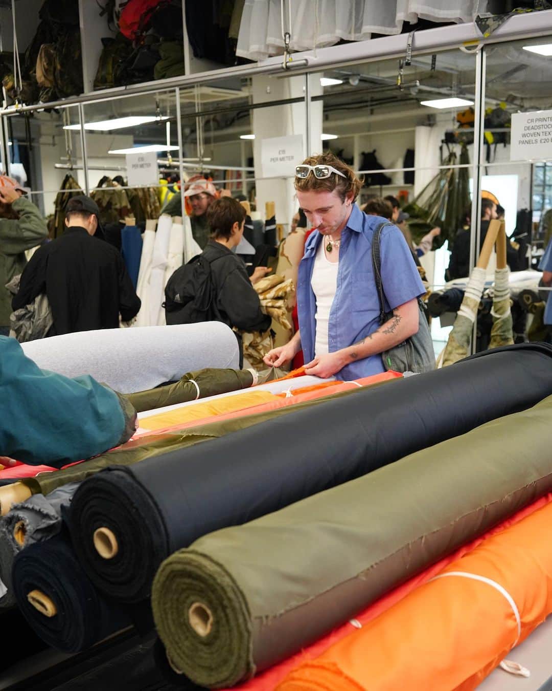 クリストファーレイバーンのインスタグラム：「This time last week we opened the doors at the RÆBURN Lab, Hackney, for another of our popular Fabric Shop events.   Thanks to all who made it down and secured fabric, trims and more - looking forward to seeing what you all create.  Our next Fabric Shop will take place in November, details (& tickets! 🎟️) via 🔗 in bio.   - 📸 @niedermuller  -  #FabricShop #RAEBURN #RAEBURNLab #Hackney #MilitarySurplus #Trims #Craft #MilitaryHardware #FashionDesign #FashionEvent」